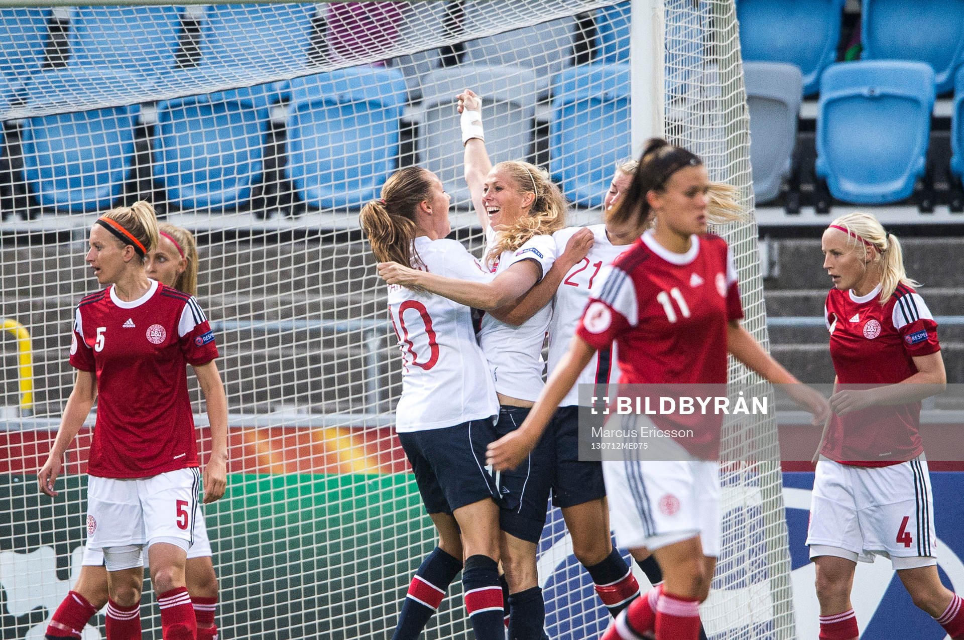 Jubel i Norge efter 1-0 av Marit Christensen i matchen mellan Norge och Danmark under dam-EM i fotboll den 25 juli 2013 i Norrköping.