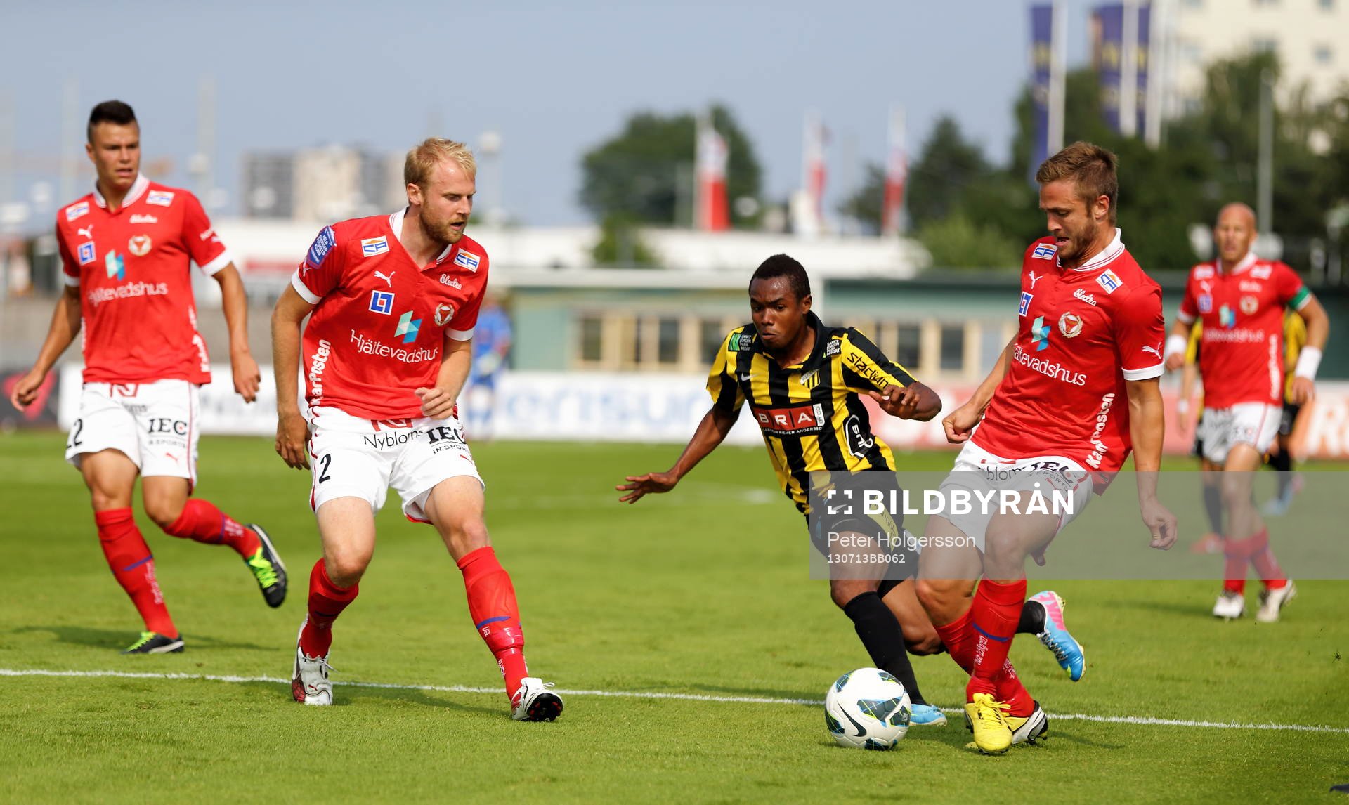 Kalmars Markus Thorbjörnsson och Häckens Nasiru Mohammed i matchen mellan Häcken och Kalmar i Allsvenskan i fotboll den 13 juli 2013 i Göteborg.