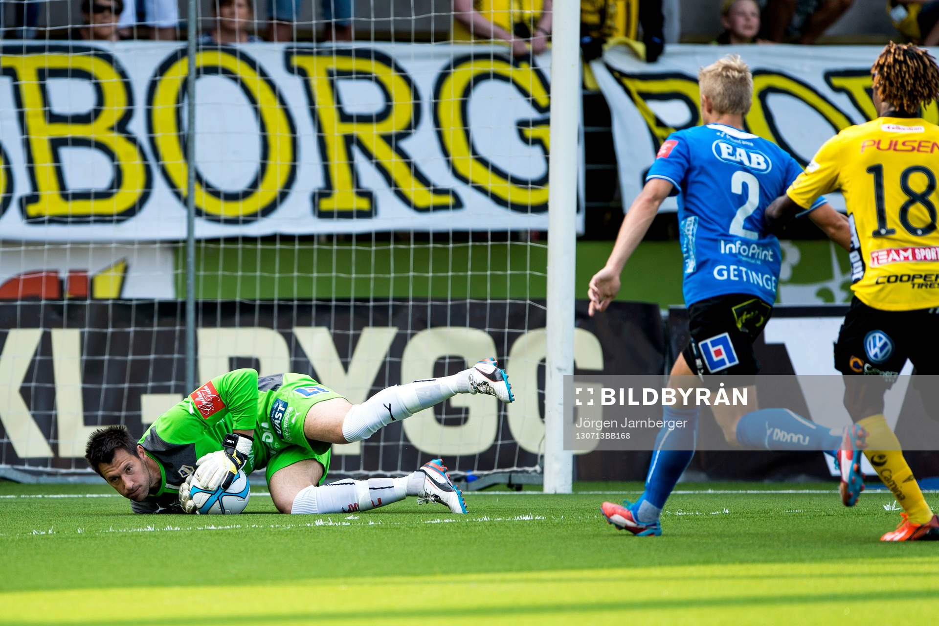 Halmstads målvakt Stojan Lukic räddar skott från