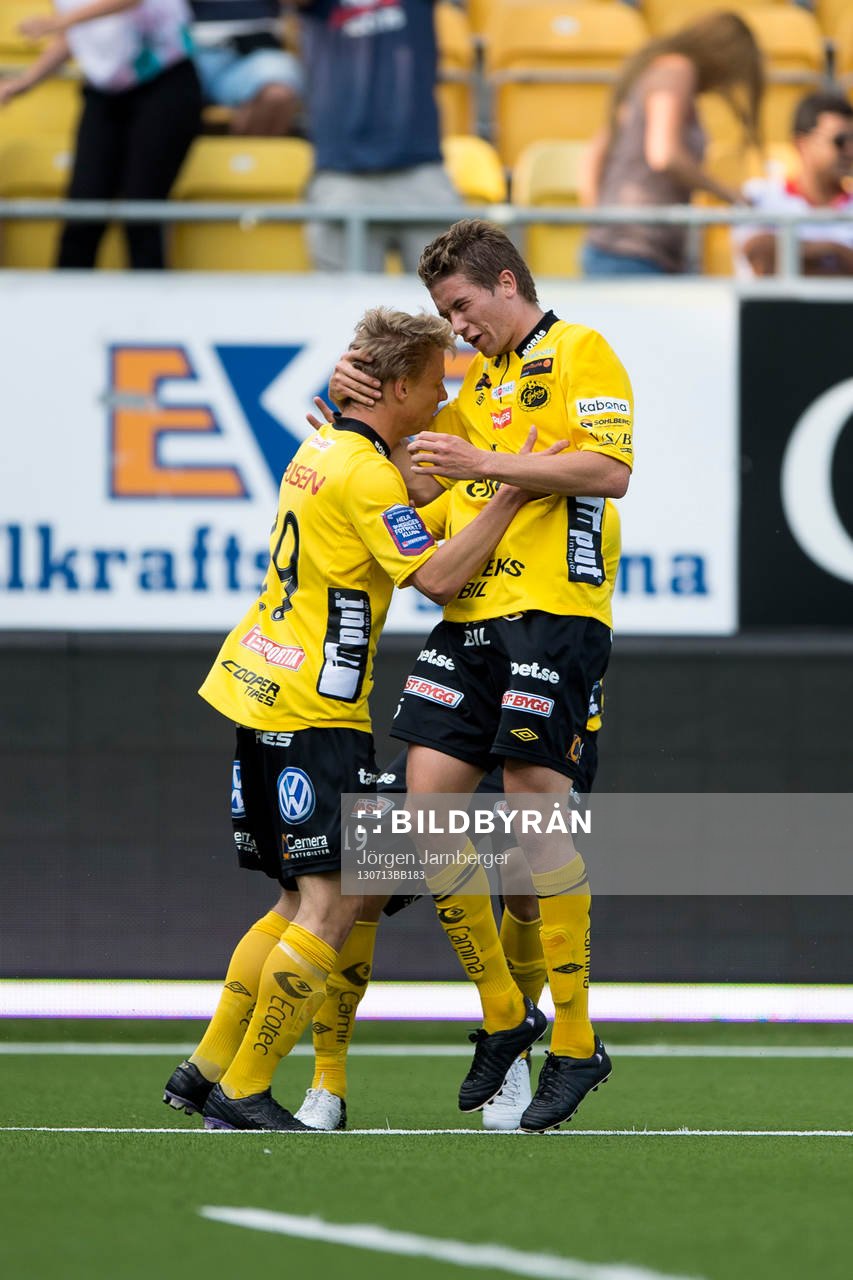 Jubel i Elfsborg efter kvittering av Marcus Rohdén till 2-2. Simon Hedlund som passade fram kramas om av Marcus Rohdén i matchen mellan Elfsborg och Halmstad i Allsvenskan i fotboll 13 juli 2013 i Borås.