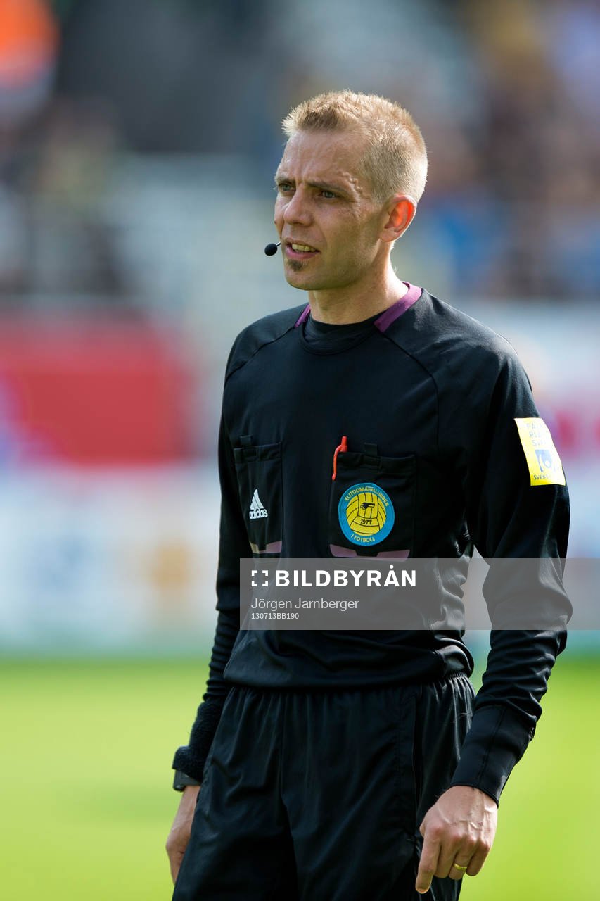 domare Johan Hamlin i matchen mellan Elfsborg och Halmstad