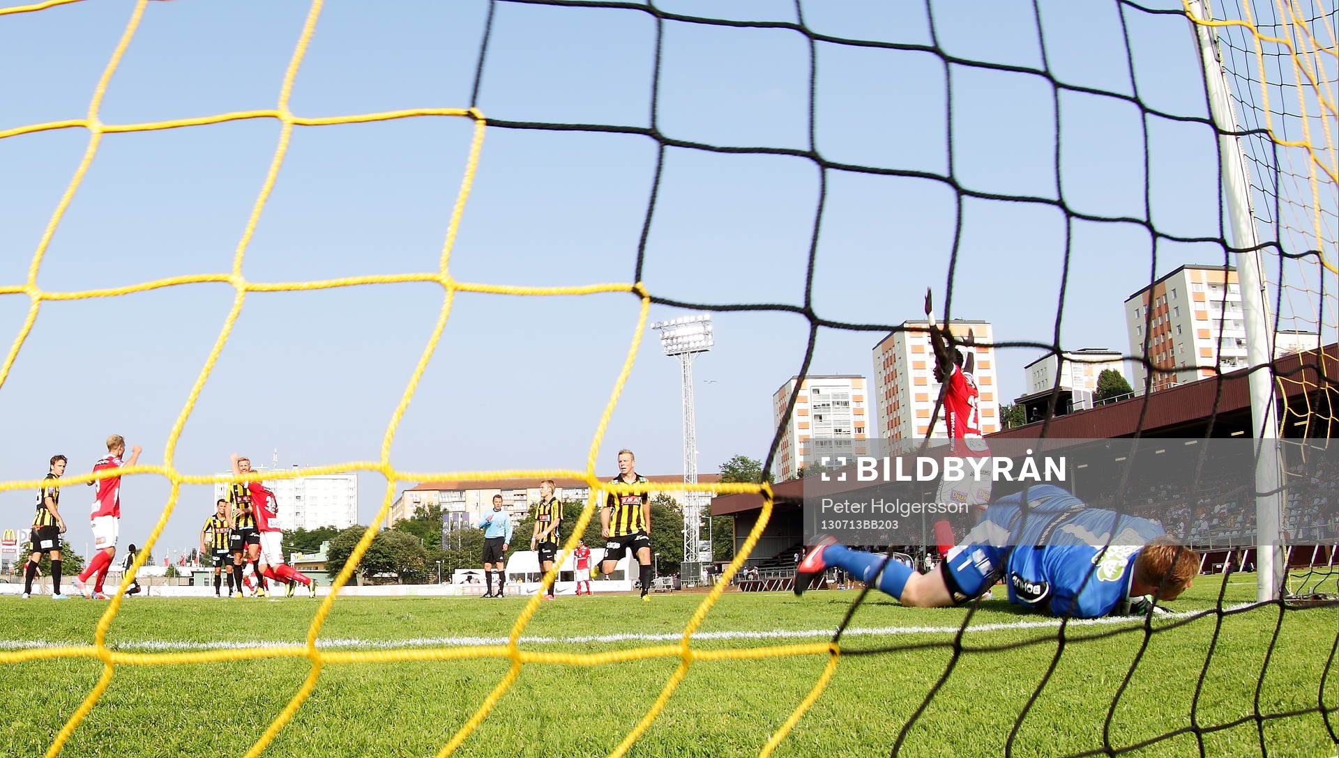 Mål 0-1 av Kalmars Melker Hallberg, i bild Häckens målvakt Christoffer Källqvist i matchen mellan Häcken och Kalmar i Allsvenskan i fotboll den 13 juli 2013 i Göteborg.