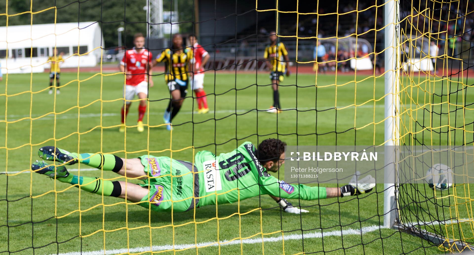 Räddning av Kalmars målvakt Etrit Berisha i matchen