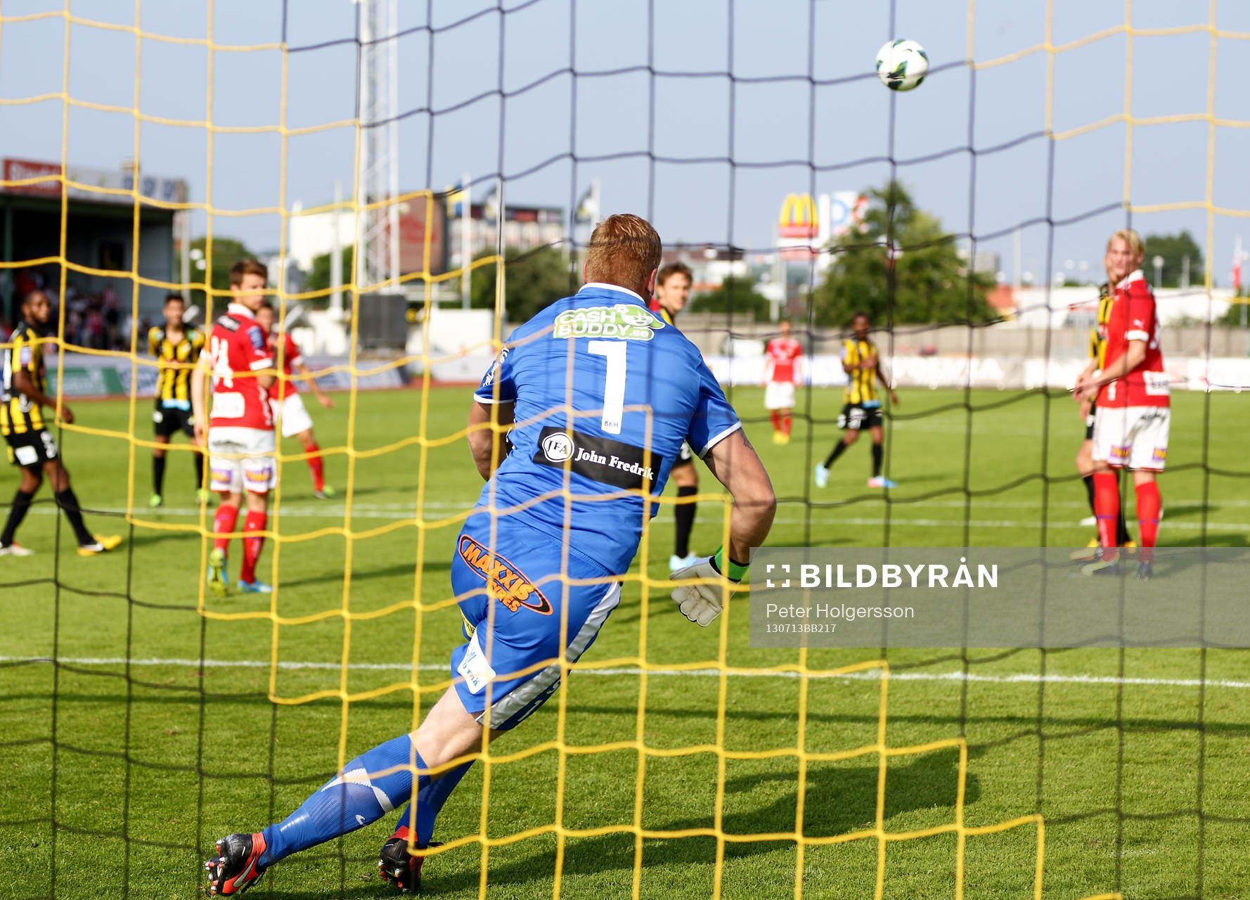 Mål 0-1 av Melker Hallberg, i bild Häckens målvakt
