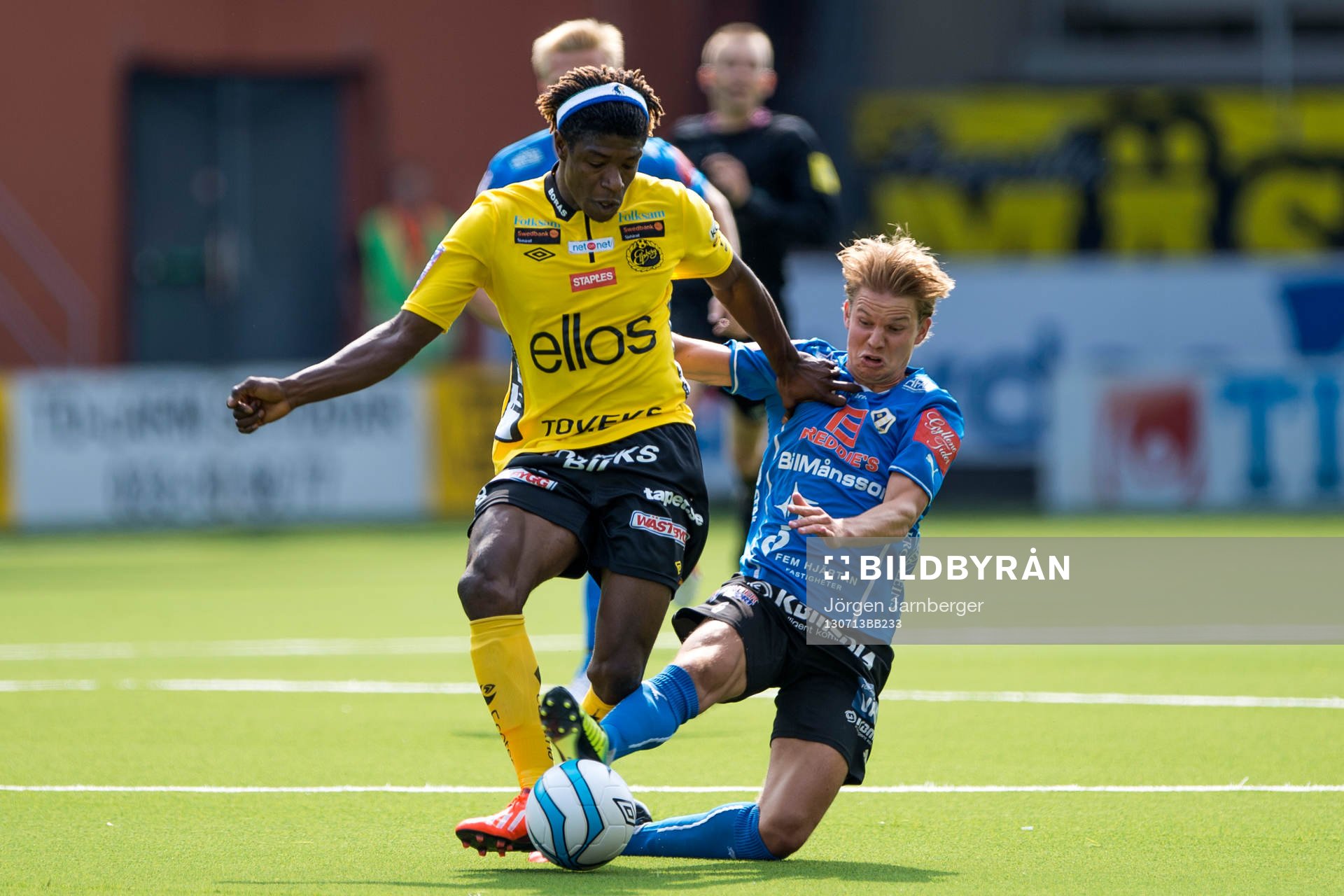 Halmstads Johan Blomberg bryter boll för Elfsborgs Mohamed