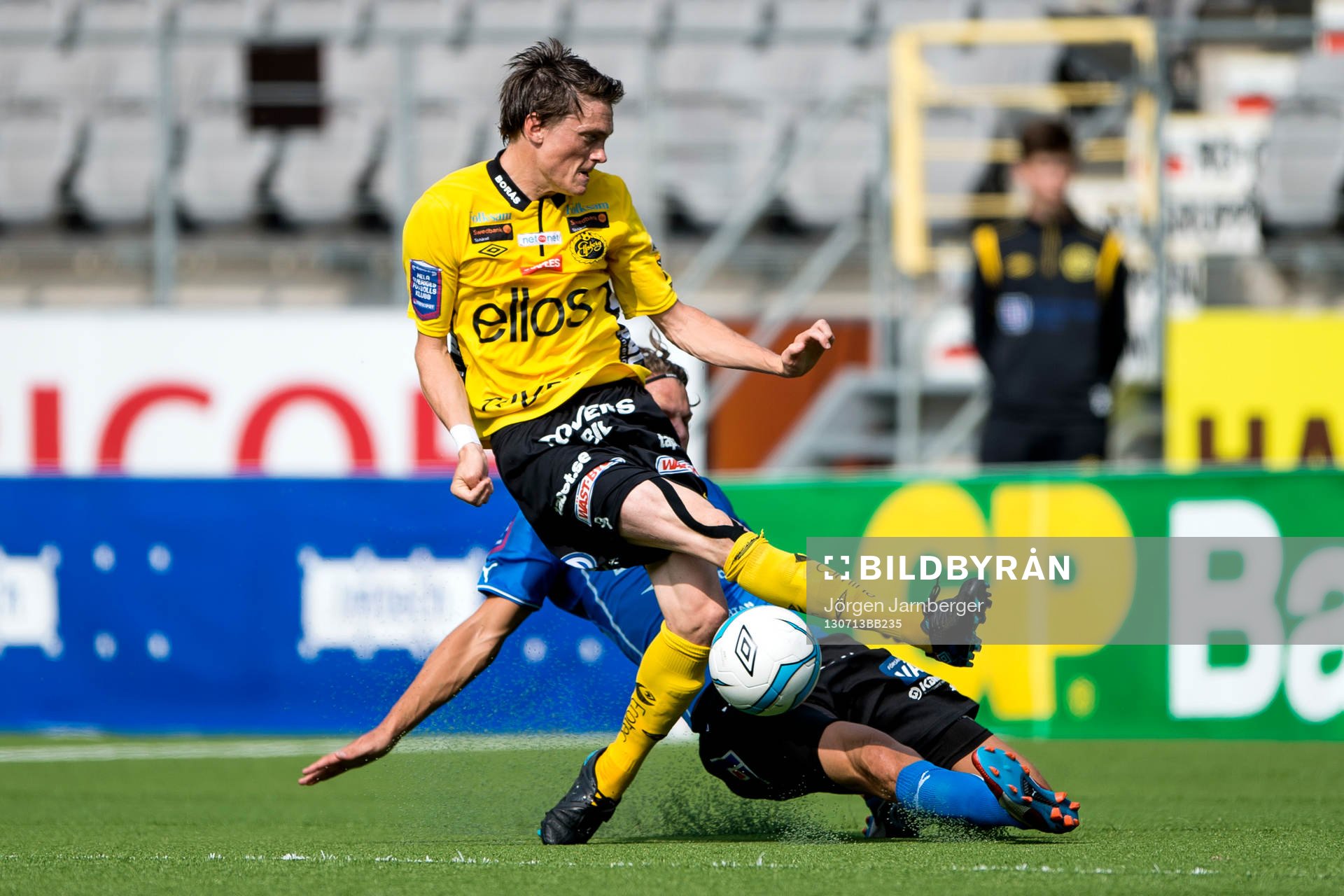 Elfsborgs  Lasse Nilsson  skott stoppas av Halmstads Fredrik Liverstam i matchen mellan Elfsborg och Halmstad i Allsvenskan i fotboll 13 juli 2013 i Borås.