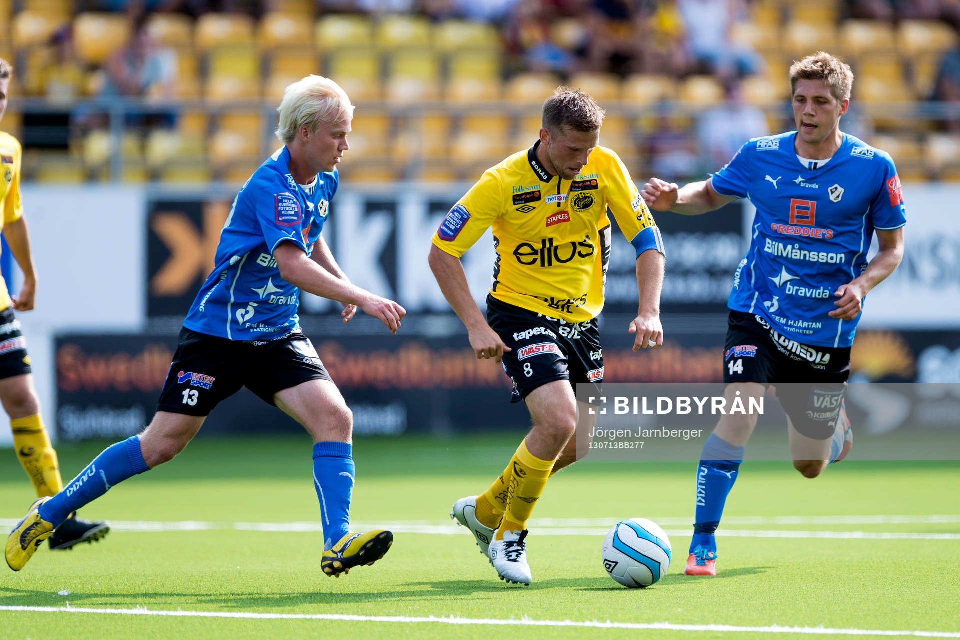 Elfsborgs Anders Svensson tar sig förbi Halmstads