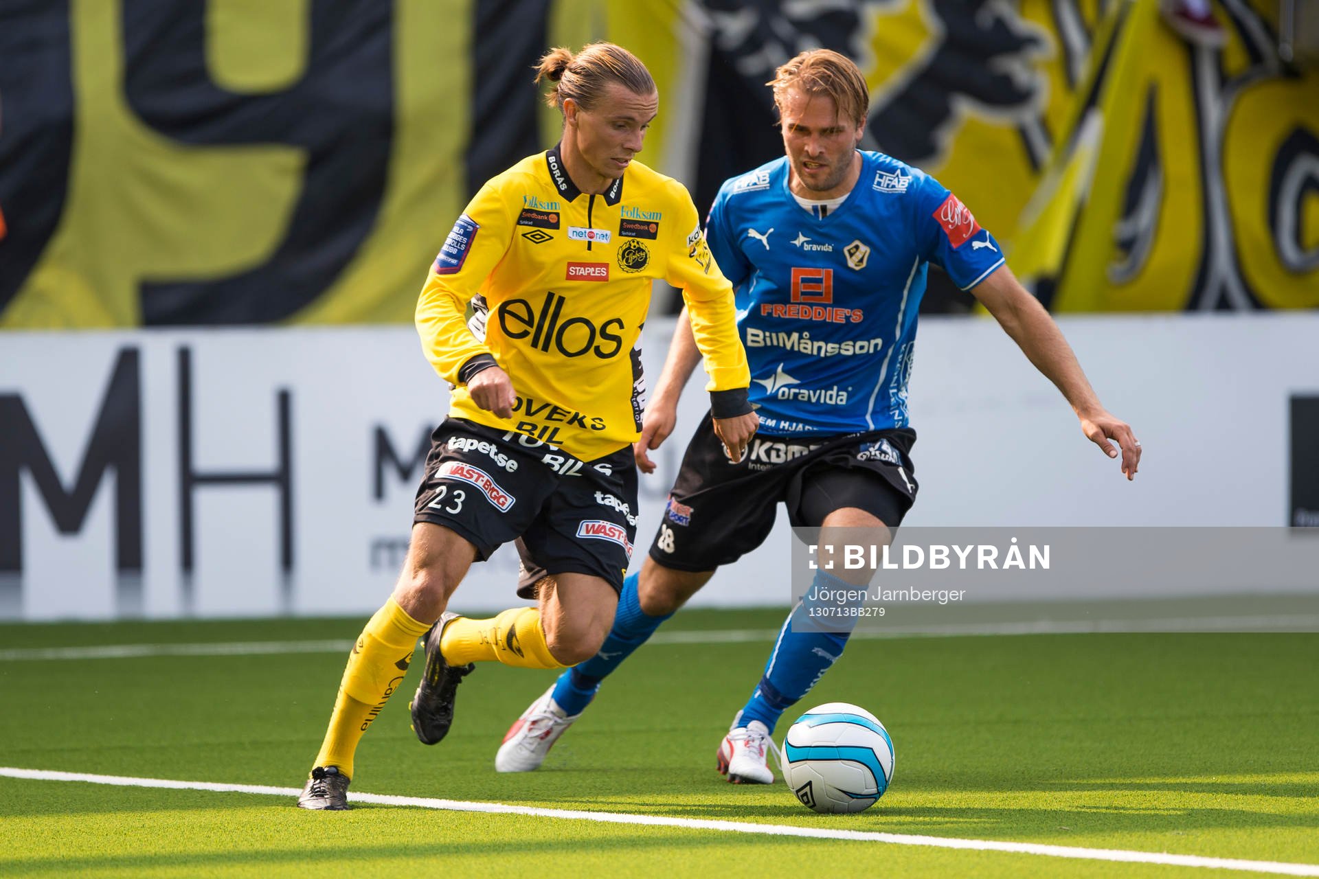 Elfsborgs Niklas Hult försöker ta sig förbi Halmstads