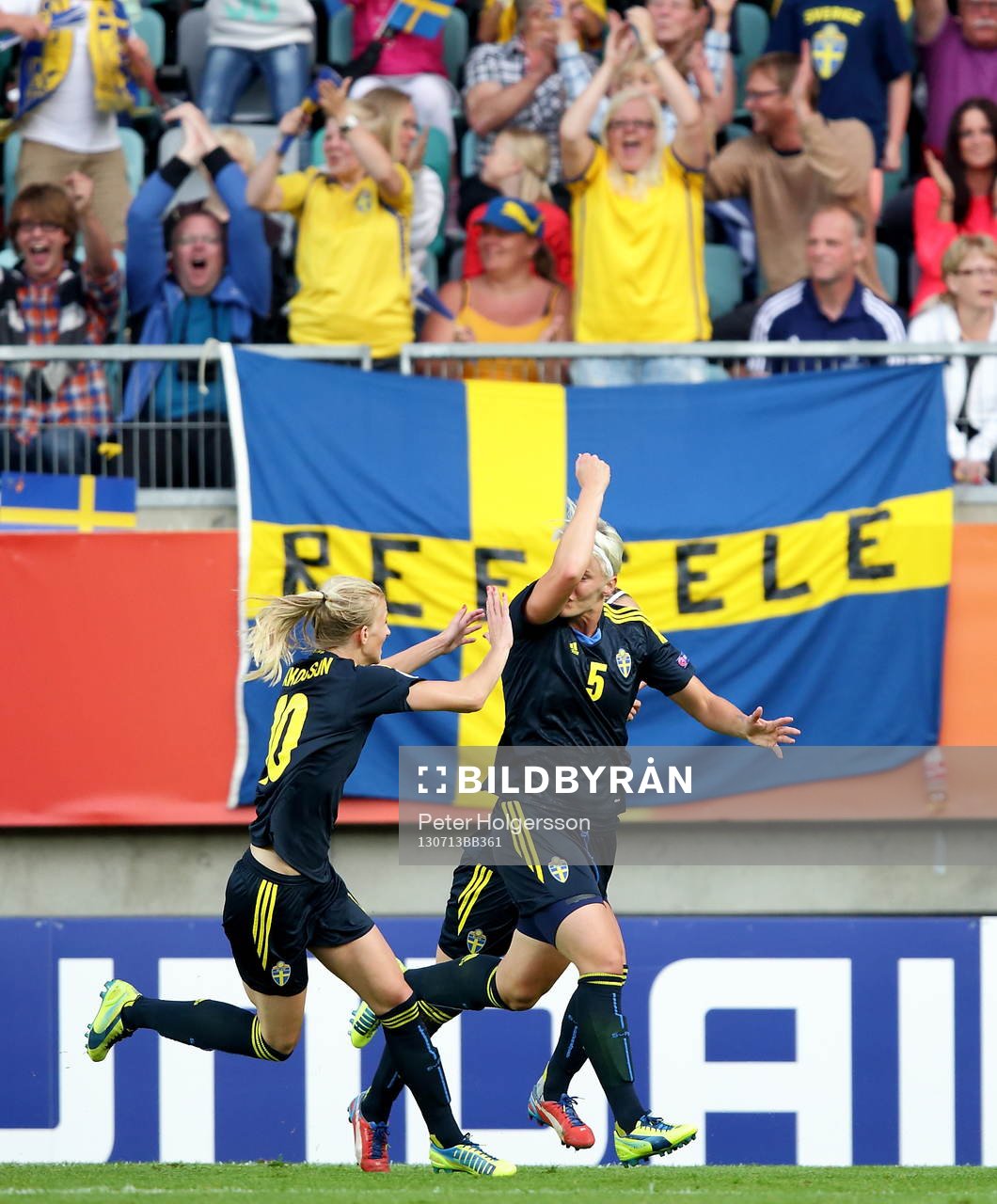 Mål 1-0 av Sveriges Nilla Fischer som jublar i matchen
