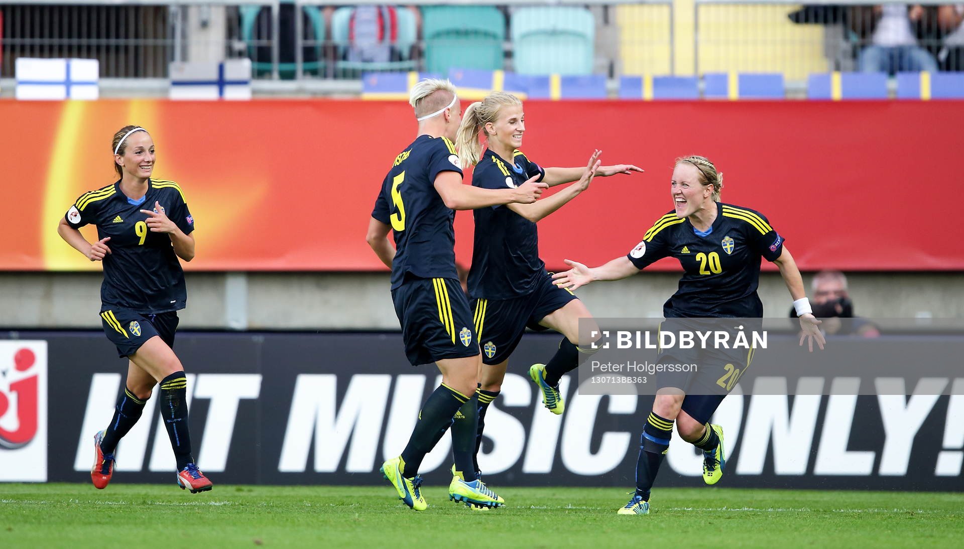 Mål 1-0 av Sveriges Nilla Fischer som jublar med Marie