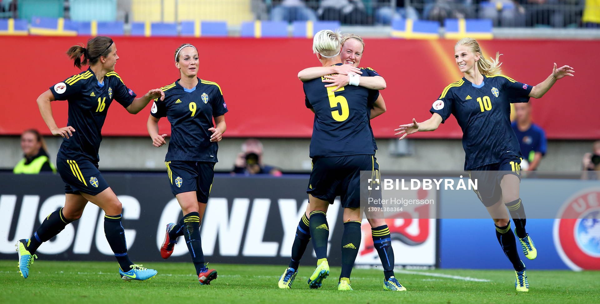 Mål 1-0 av Sveriges Nilla Fischer som jublar med Marie
