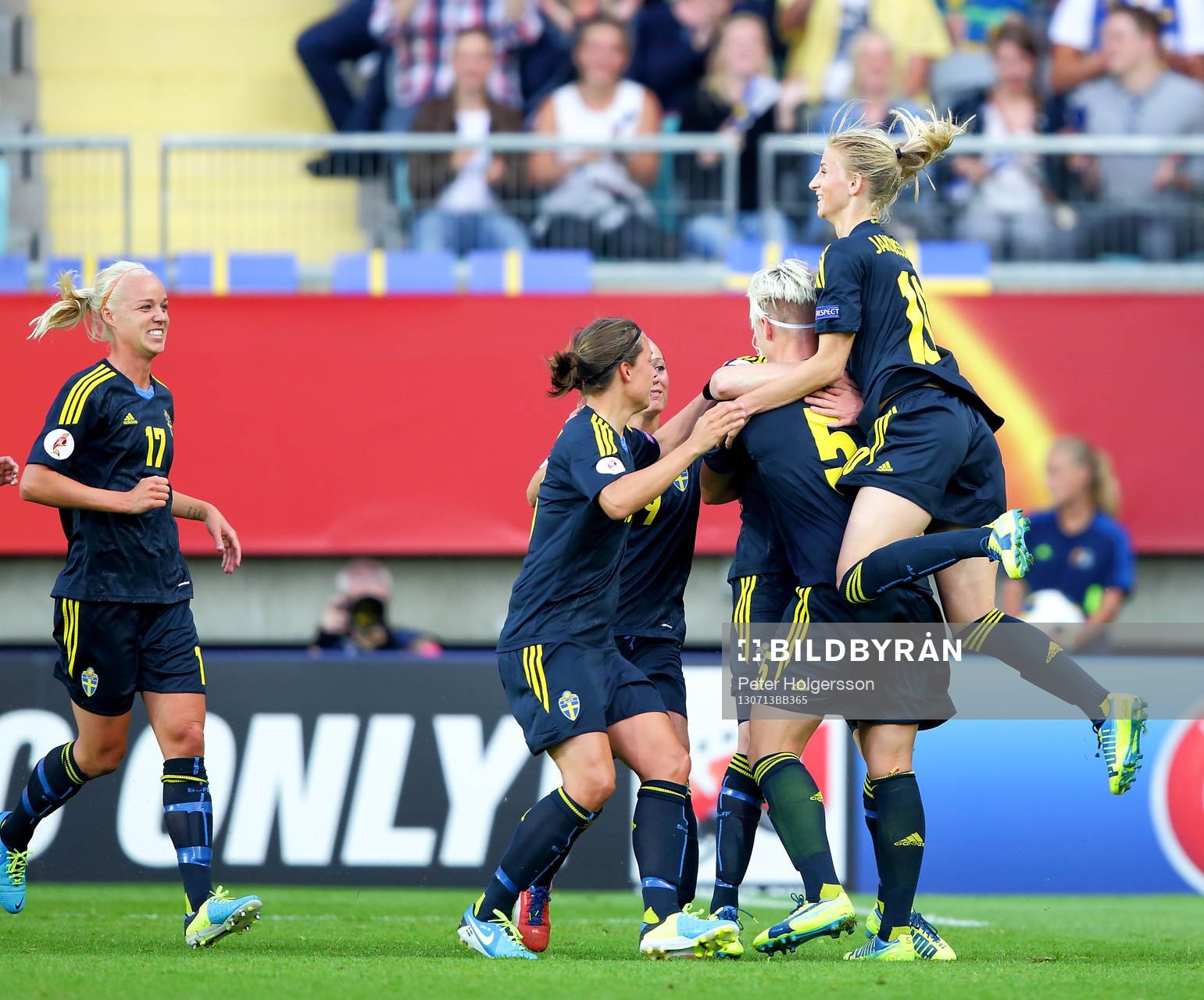 Mål 1-0 av Sveriges Nilla Fischer som jublar med laget i