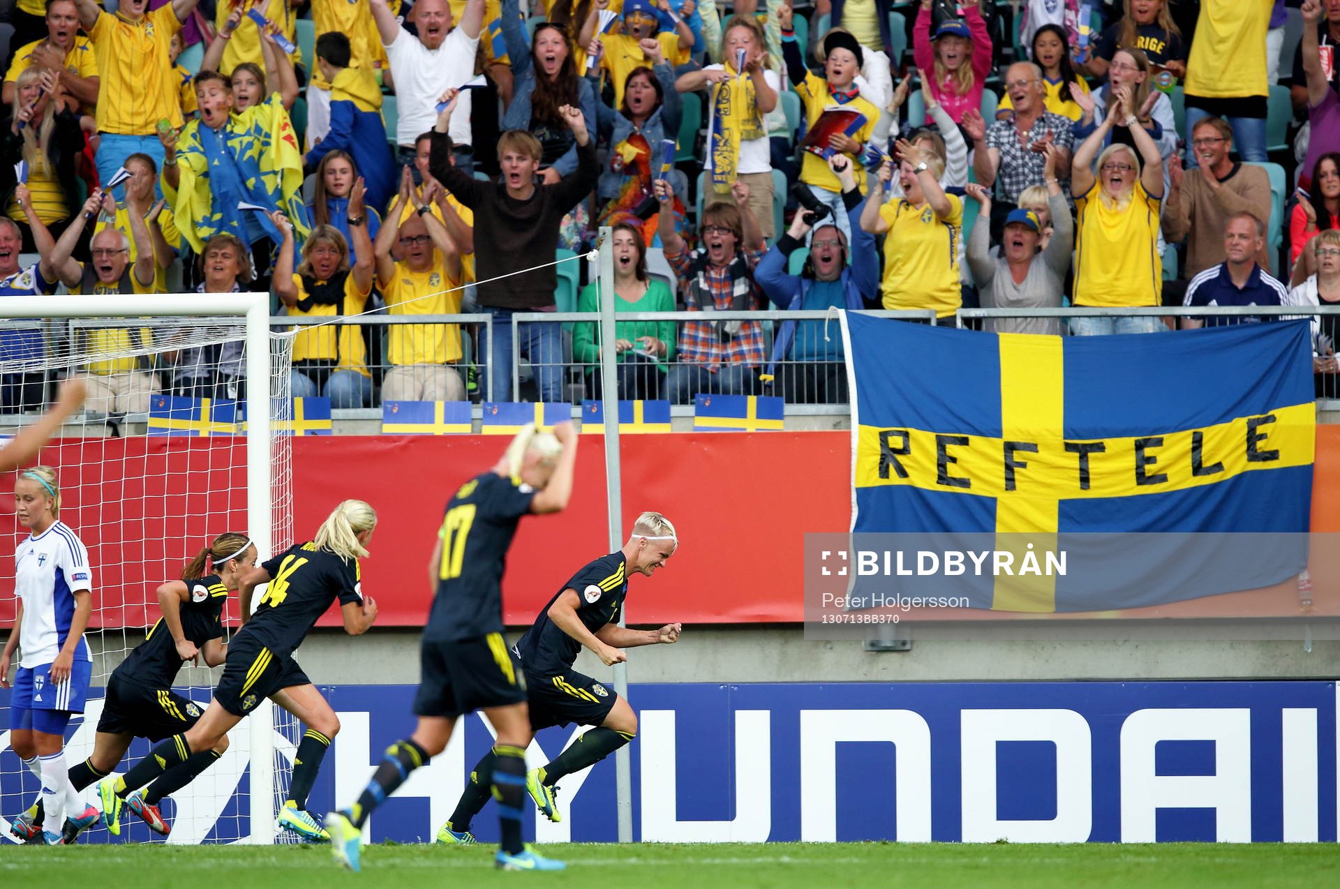 Mål 2-0 av Sveriges Nilla Fischer som jublar i matchen