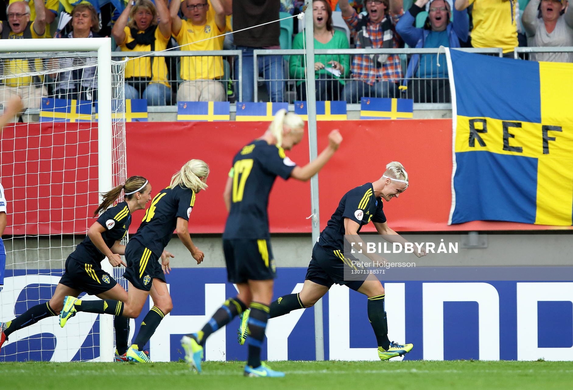 Mål 2-0 av Sveriges Nilla Fischer som jublar i matchen