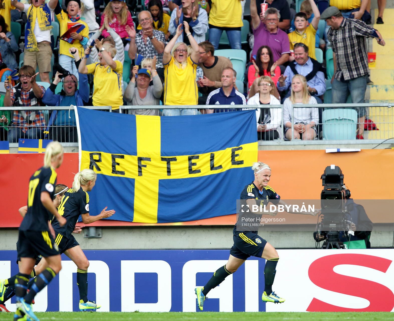 Mål 2-0 av Sveriges Nilla Fischer som jublar i matchen