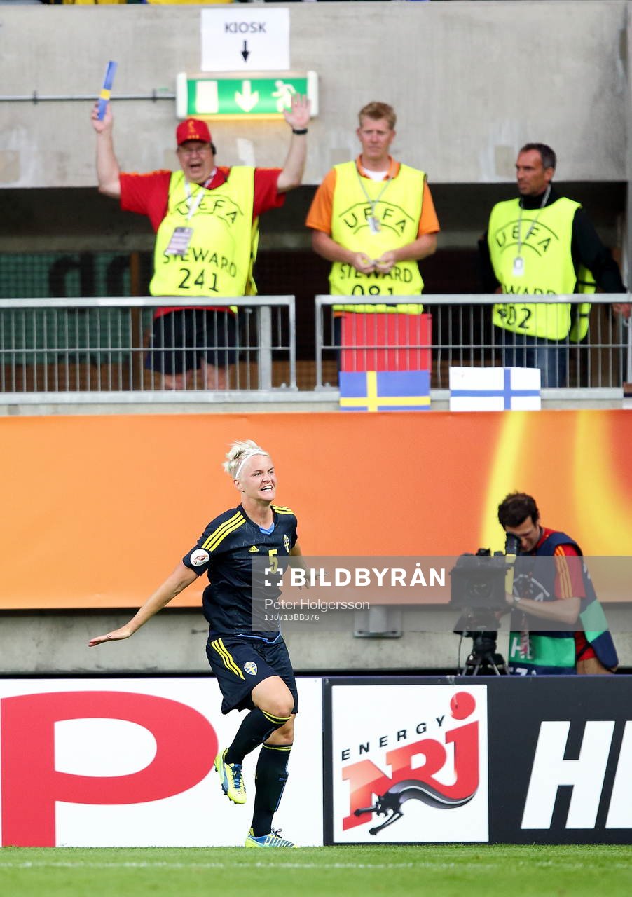 Mål 2-0 av Sveriges Nilla Fischer som jublar i matchen