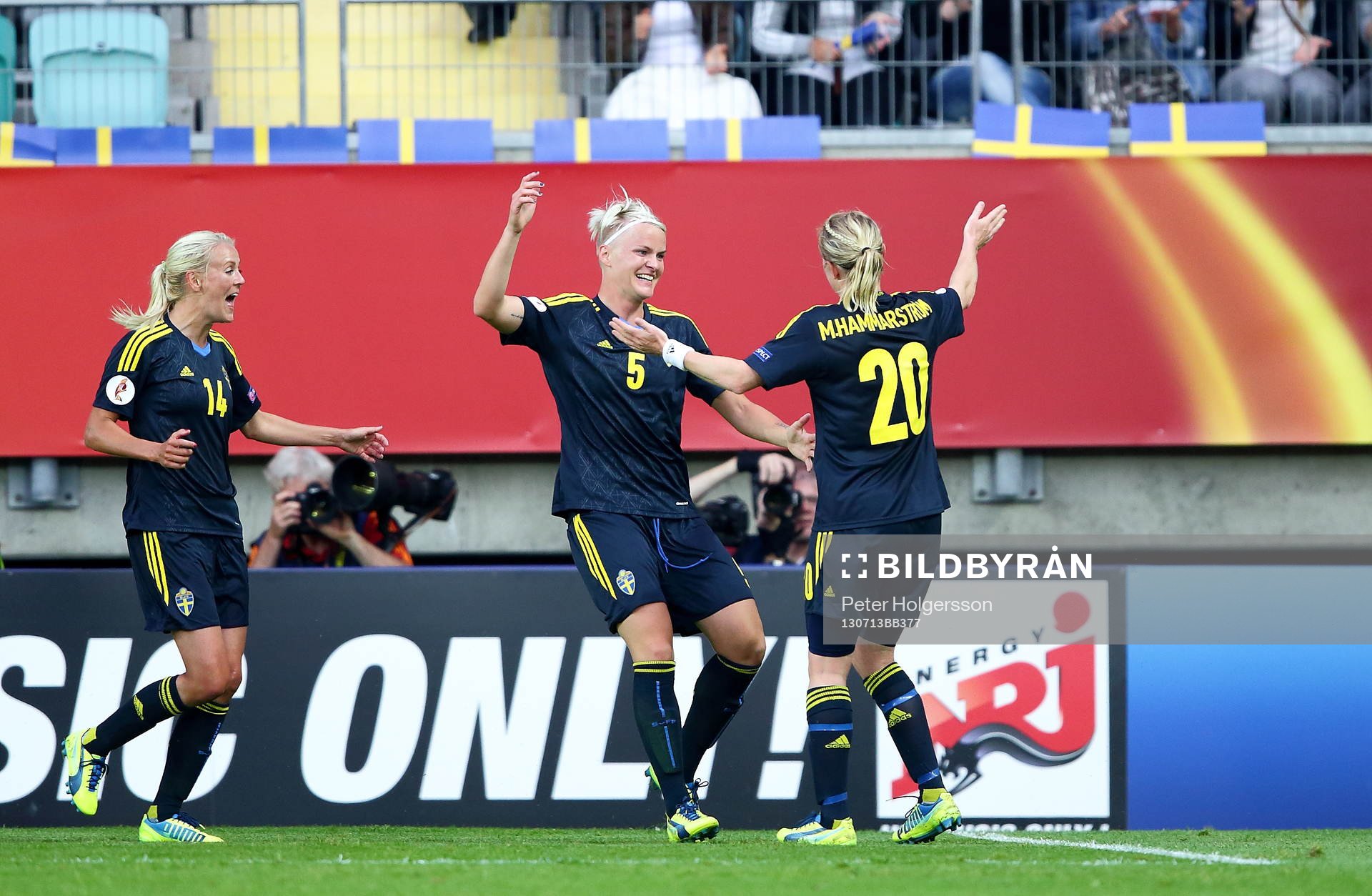 Mål 2-0 av Sveriges Nilla Fischer som jublar i matchen