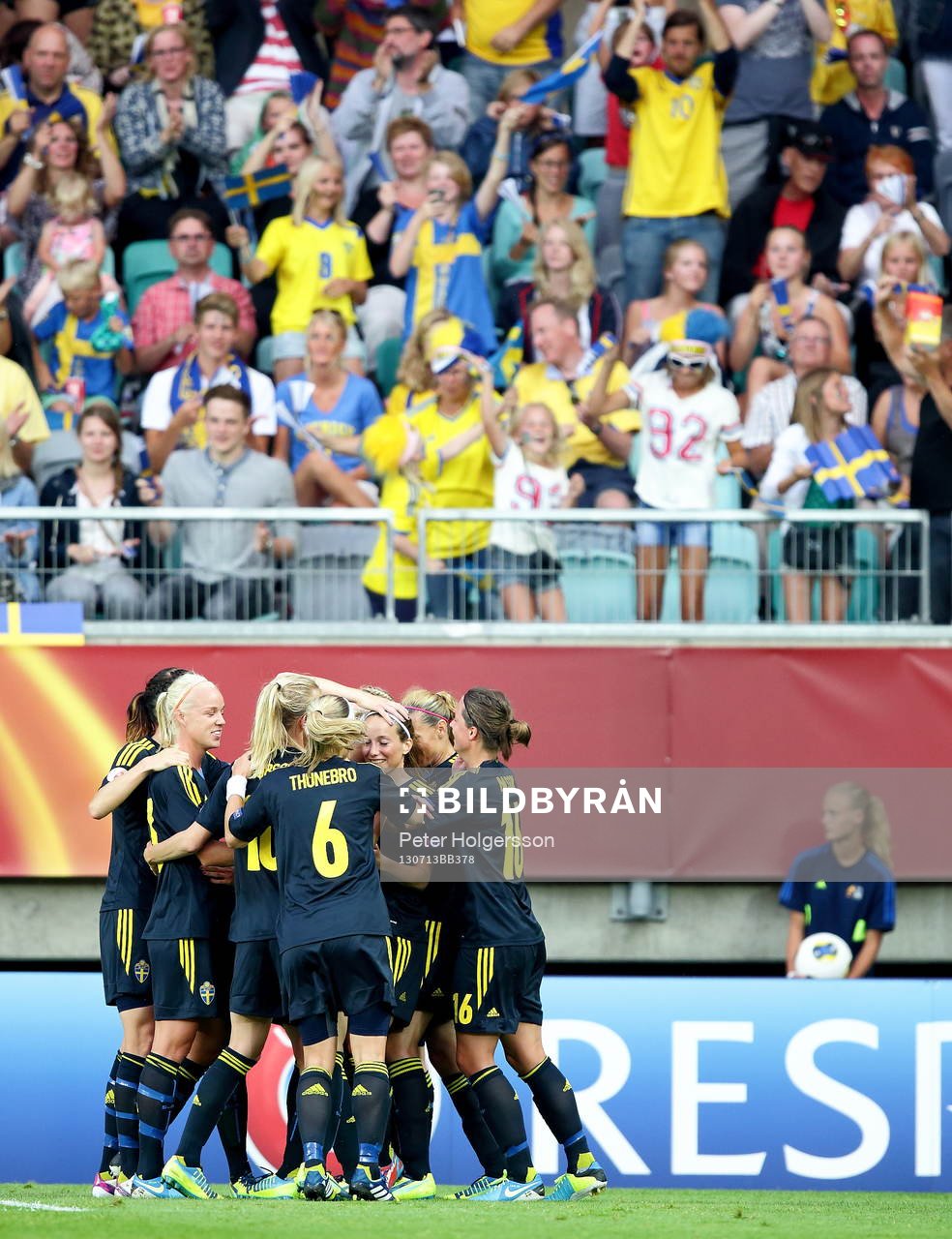 Mål 2-0 av Sveriges Nilla Fischer som jublar med laget i