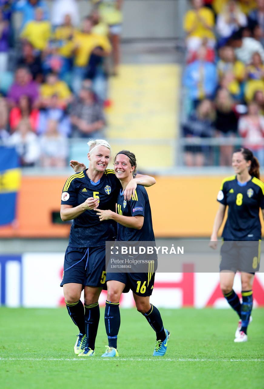 Mål 2-0 av Sveriges Nilla Fischer som jublar med Sveriges