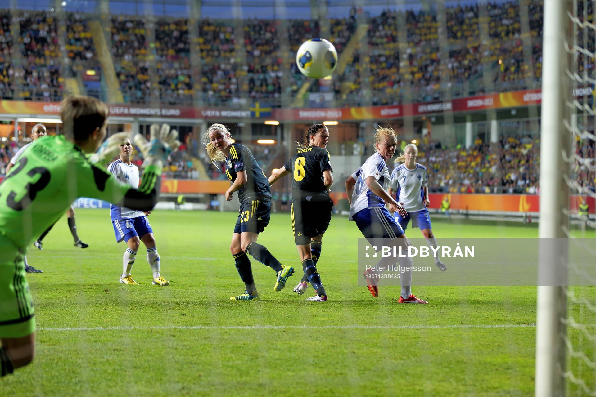 Mål 5-0 Sveriges Lotta Schelin som vänder sig om,