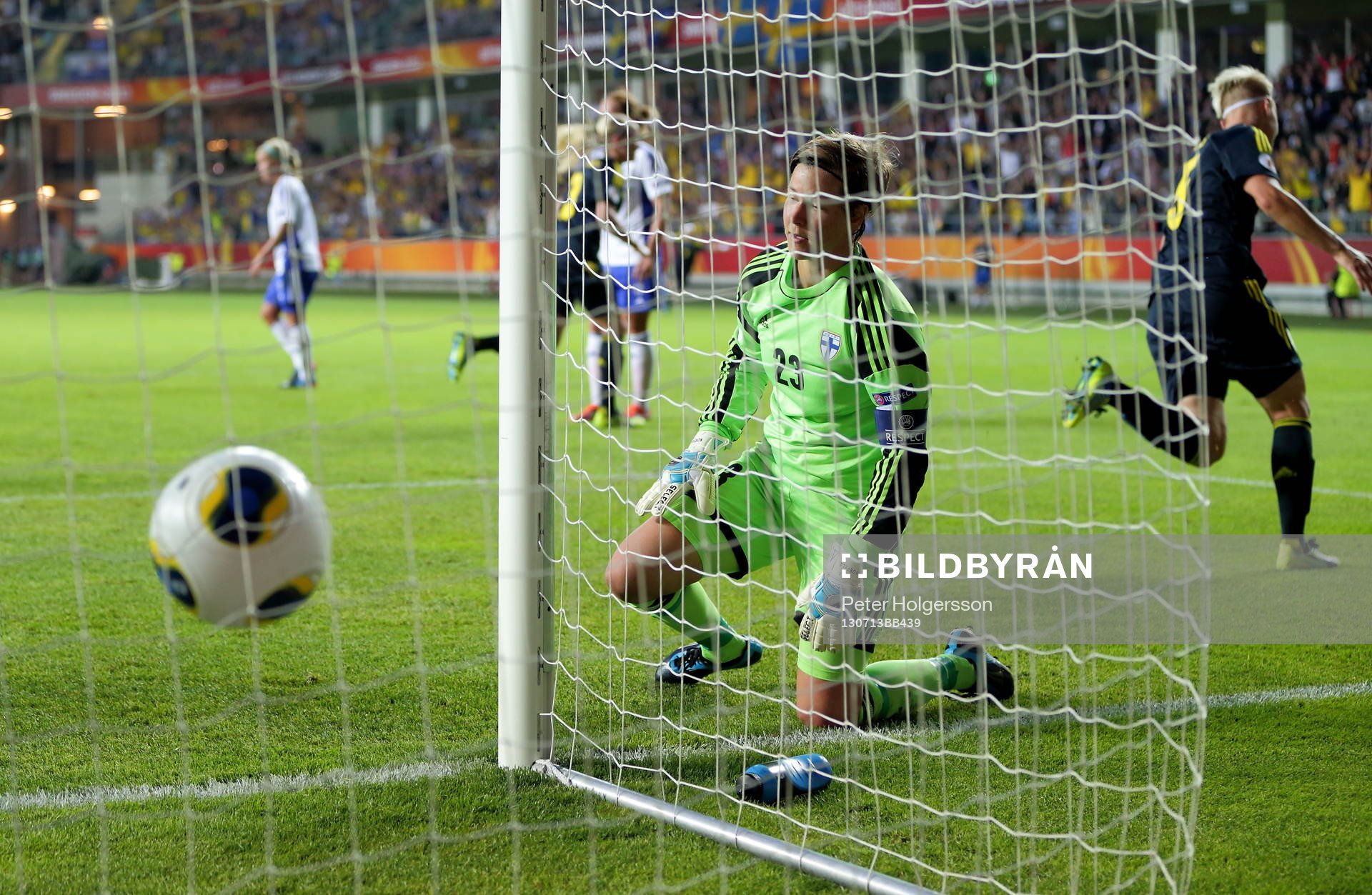 Mål 5-0 Sveriges Lotta Schelin, Sveriges Nilla Fischer i