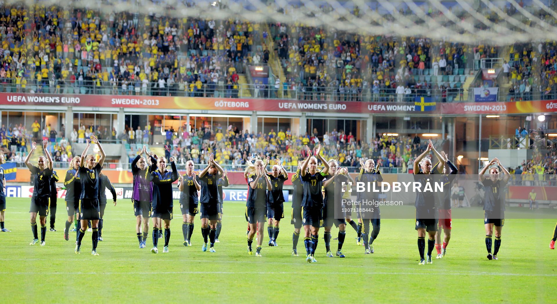 Svenska laget jublar efter seger i matchen mellan Sverige och Finland under dam-EM i fotboll den 13 juli 2013 i Göteborg. 
