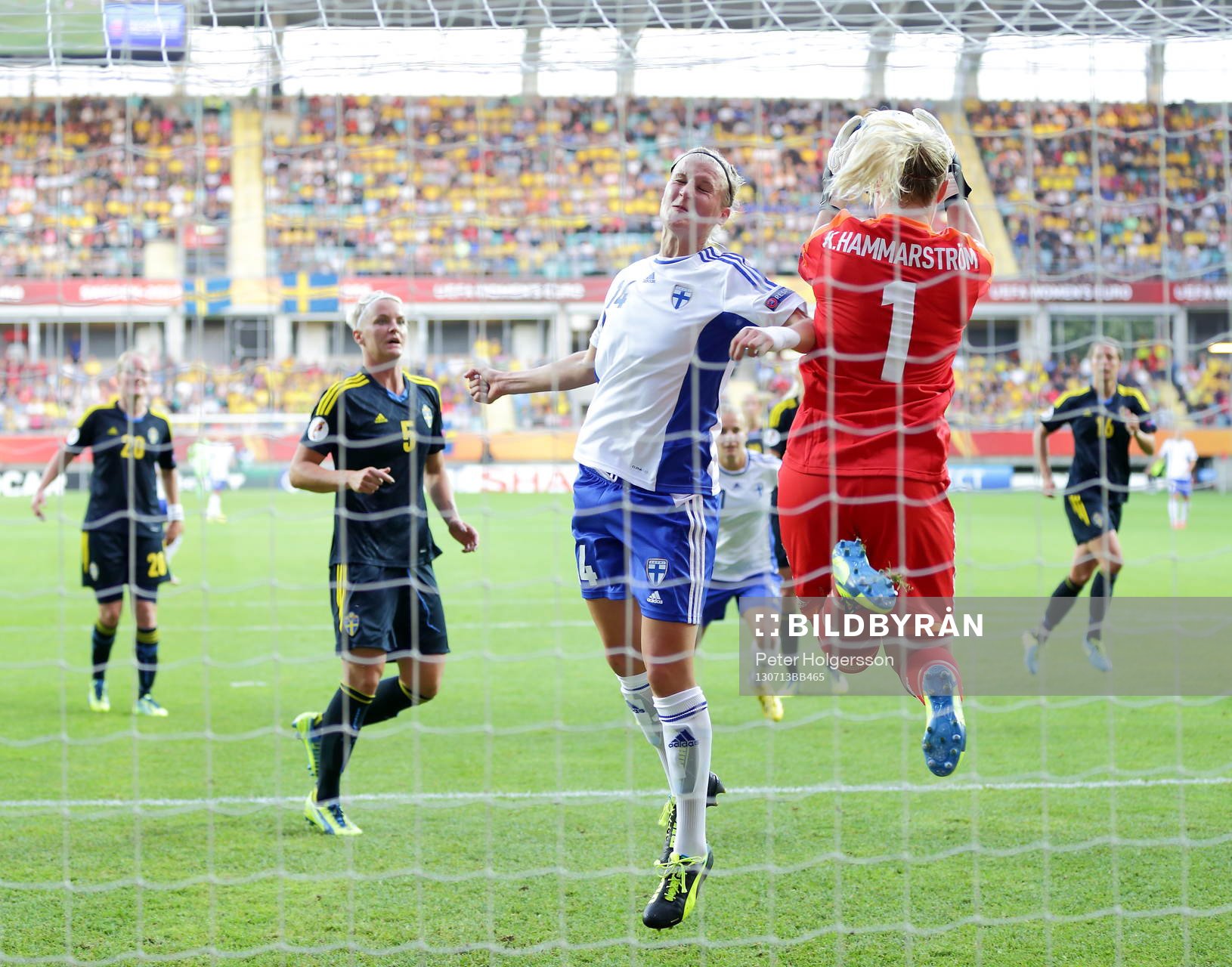 Målchans Finlands Sanna Talonen men Sveriges målvakt Kristin Hammarström räddar i matchen mellan Sverige och Finland under dam-EM i fotboll den 13 juli 2013 i Göteborg.
