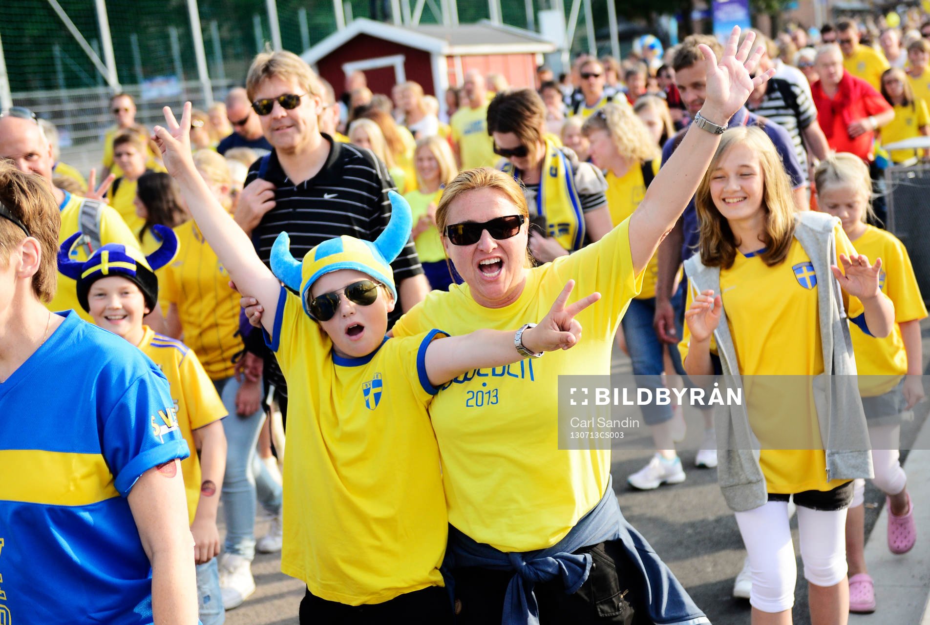Supportrar innan matchen mellan Finland och Sverige