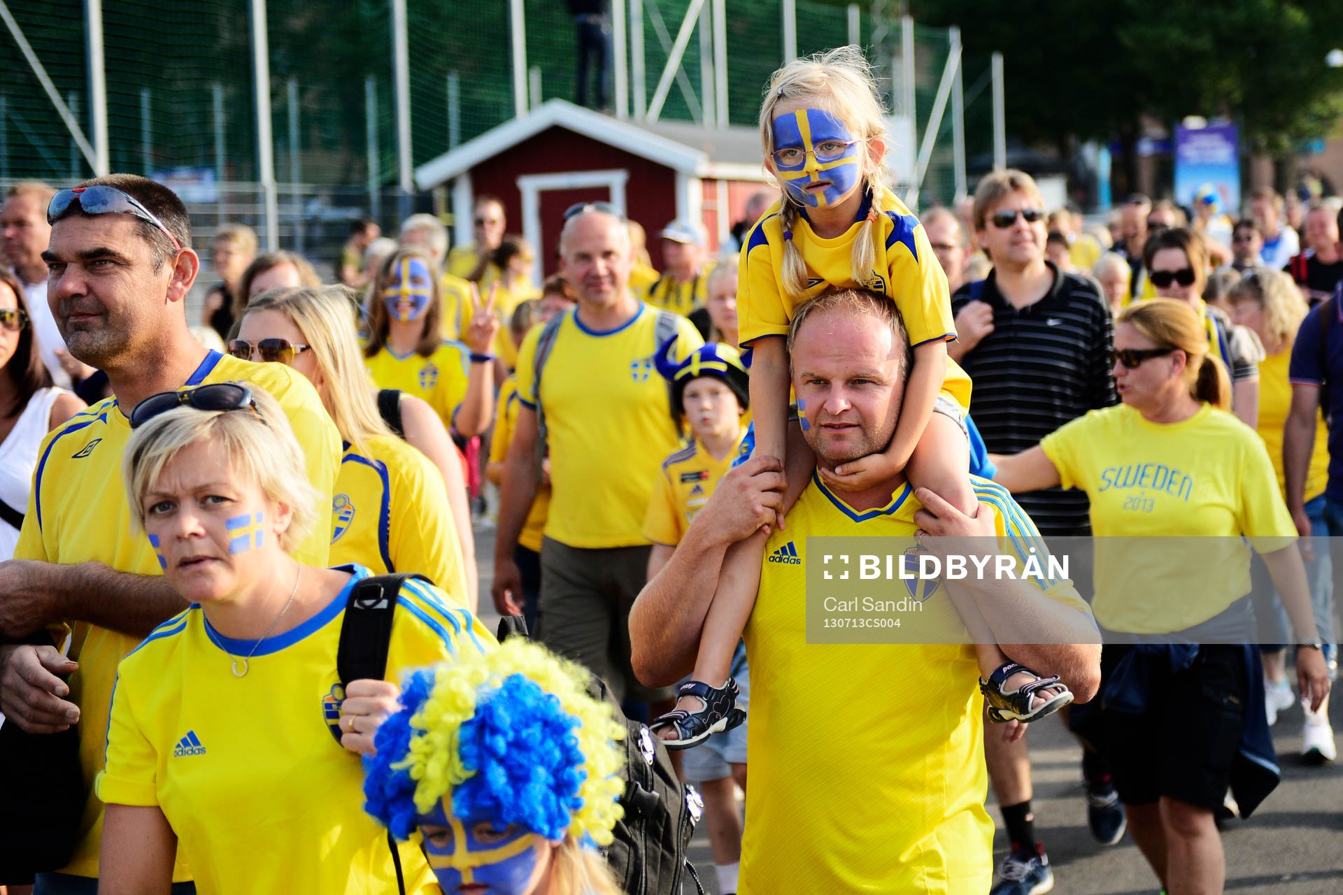 Supportrar innan matchen mellan Finland och Sverige