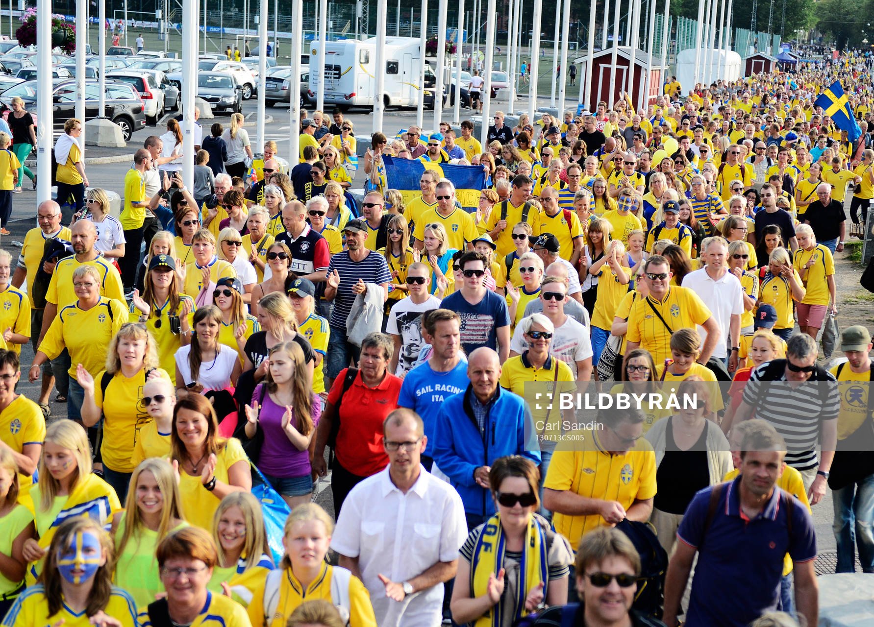 Supportrar innan matchen mellan Finland och Sverige