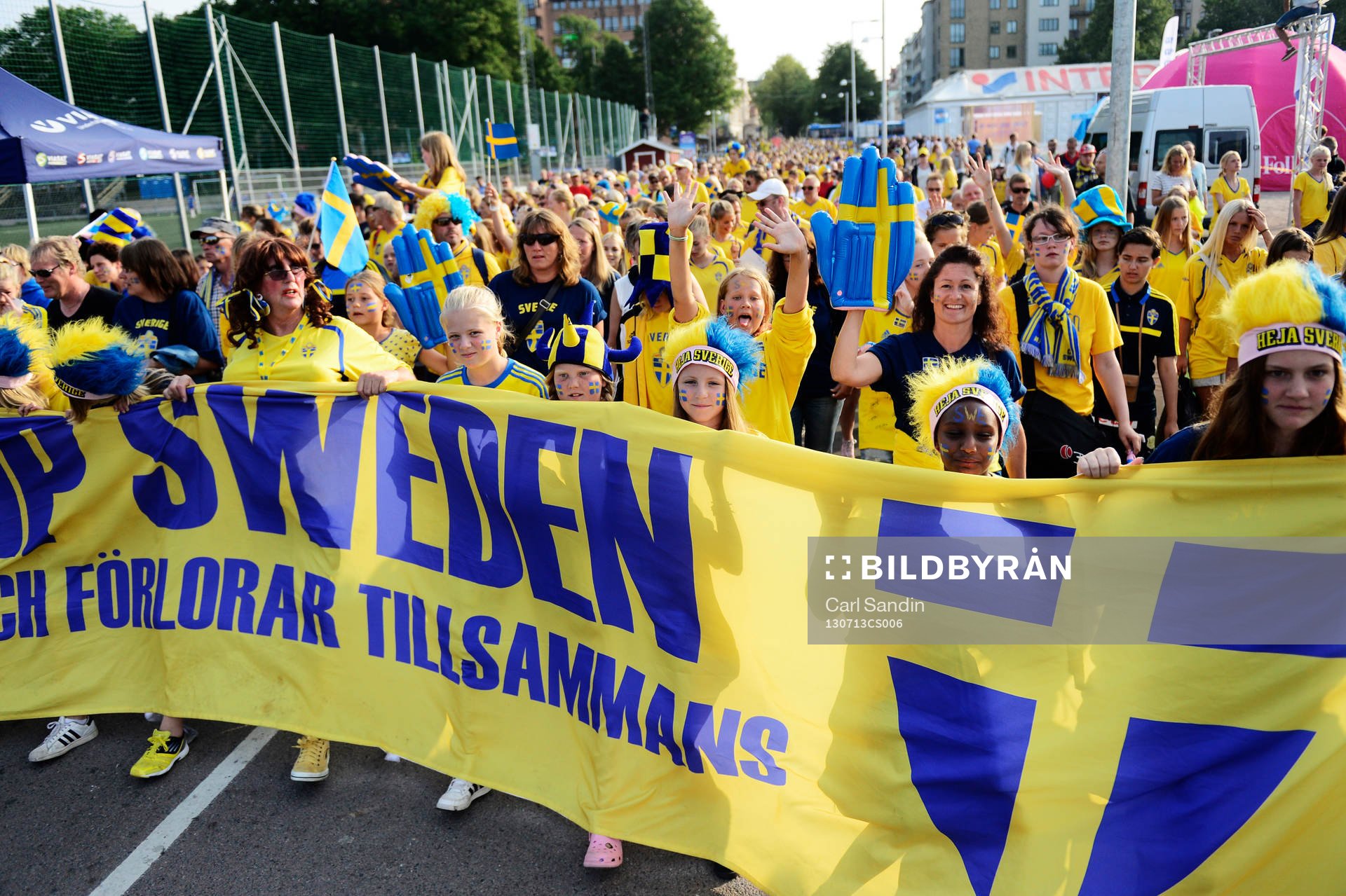 Supportrar innan matchen mellan Finland och Sverige