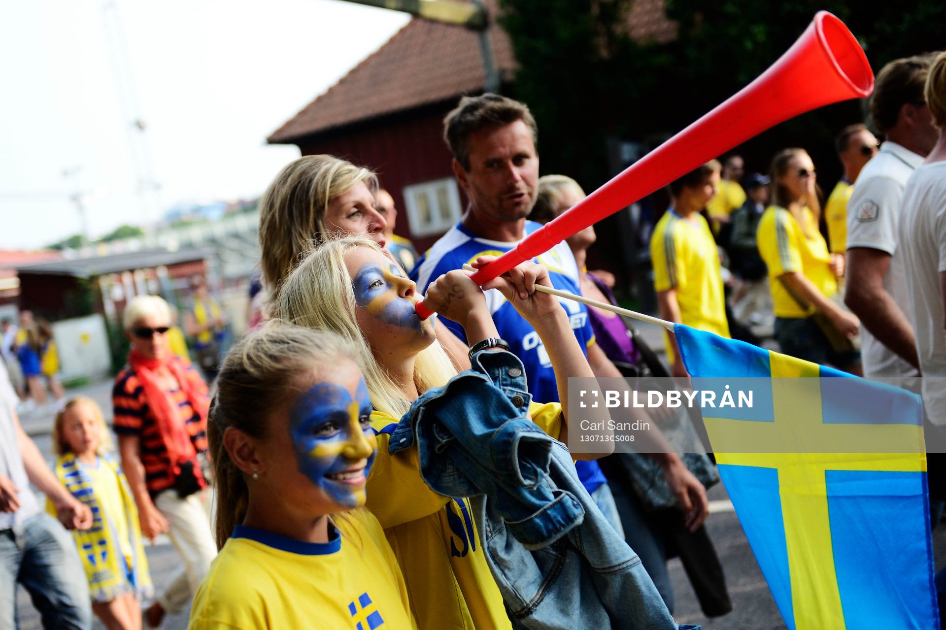 Supportrar innan matchen mellan Finland och Sverige