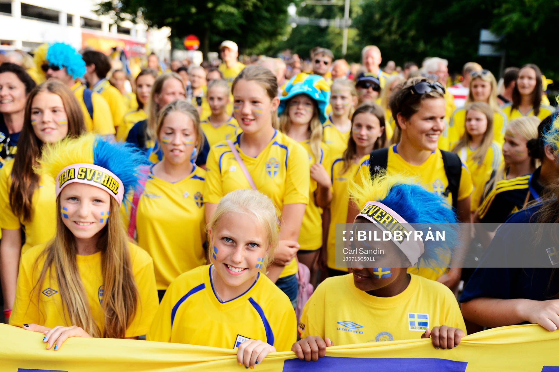 Supportrar innan matchen mellan Finland och Sverige