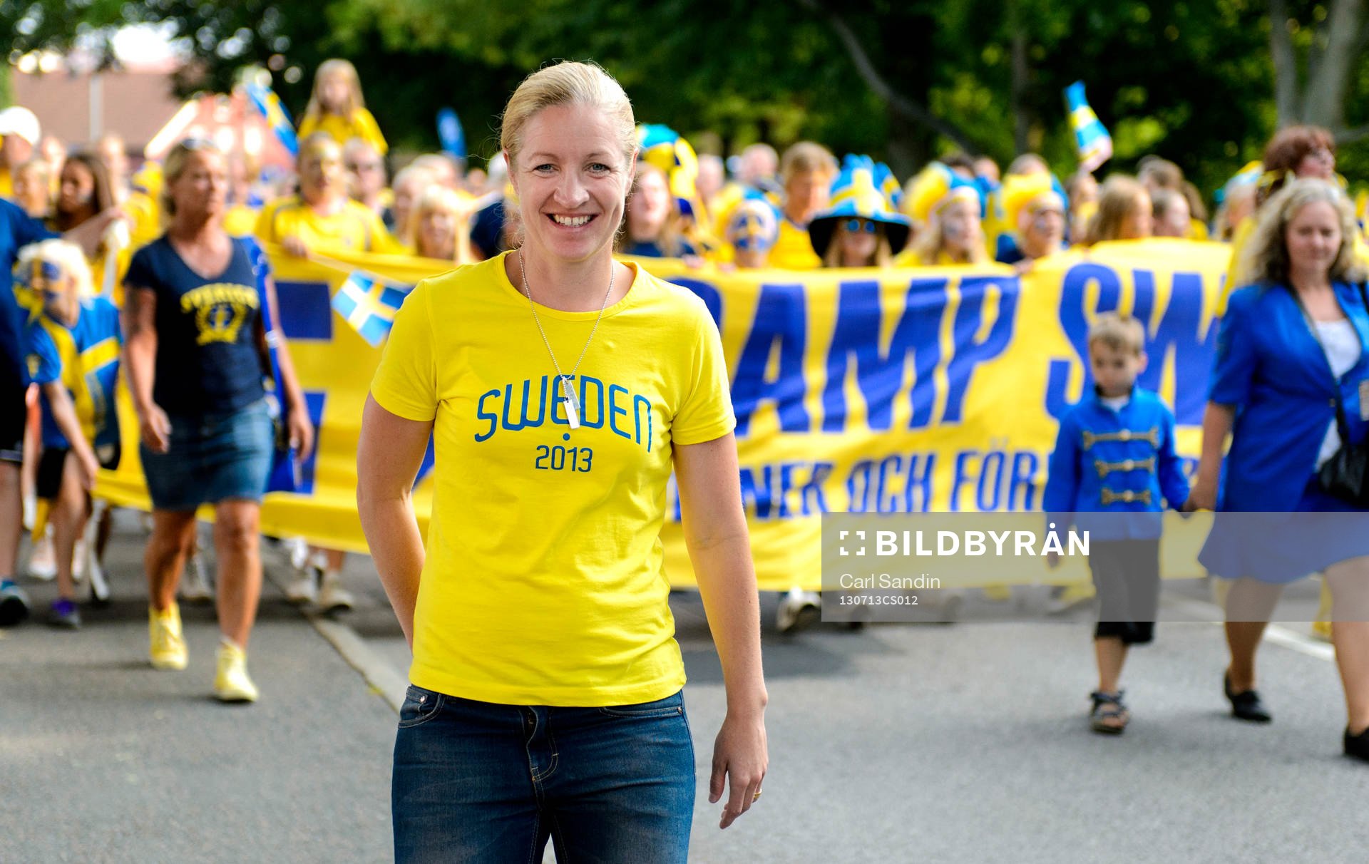 Victoria Sandell Svensson går med de svenska färsen mot