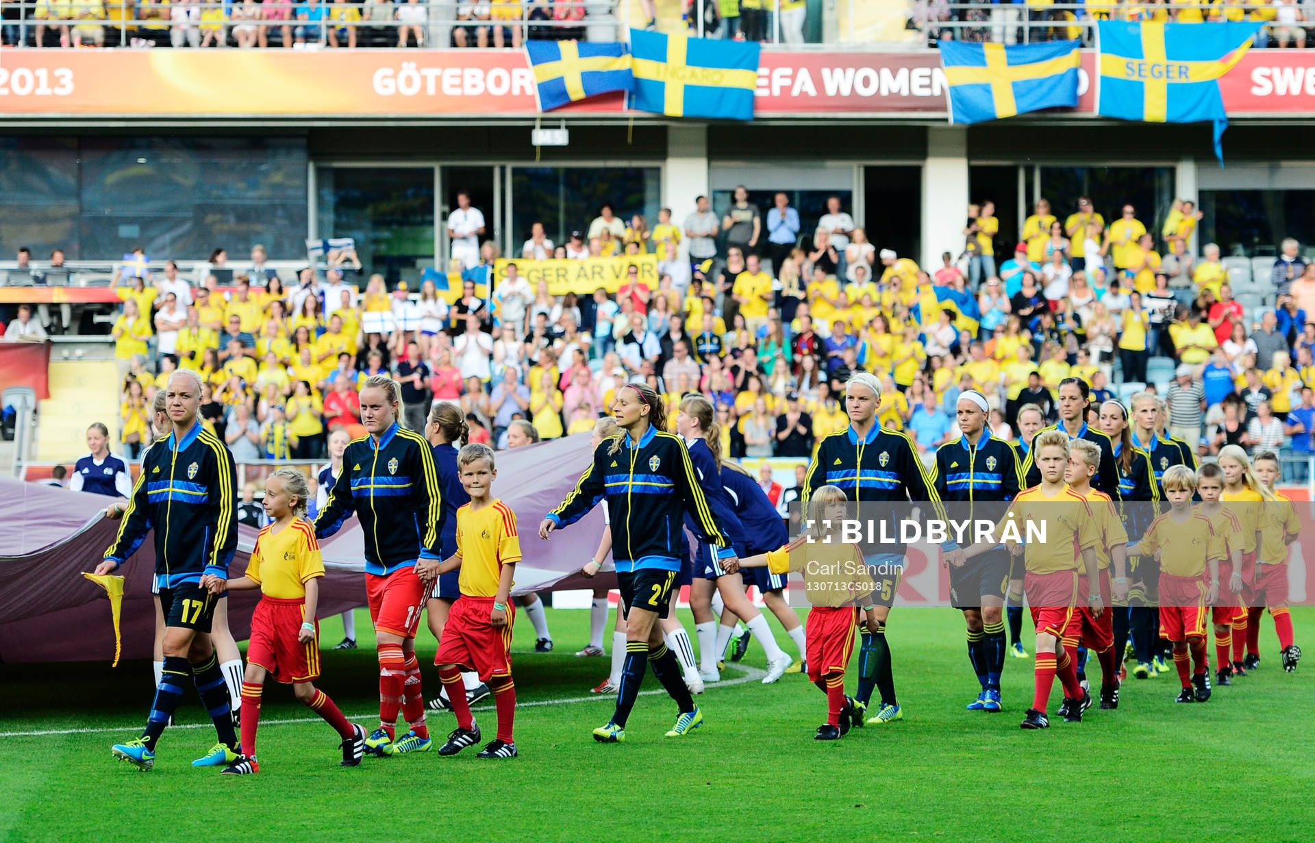 Inmarsch innan matchen mellan Finland och Sverige
