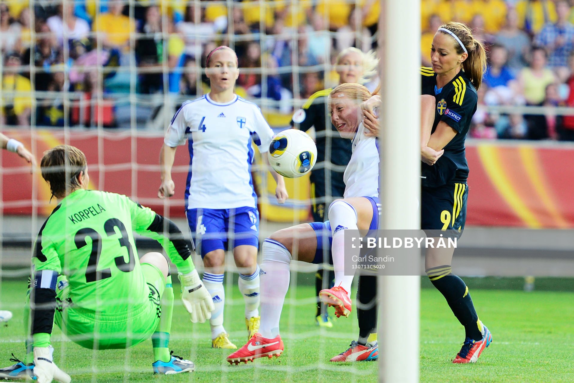 Finlands  Anna Westerlund täcker Sveriges Kosovare Asllani