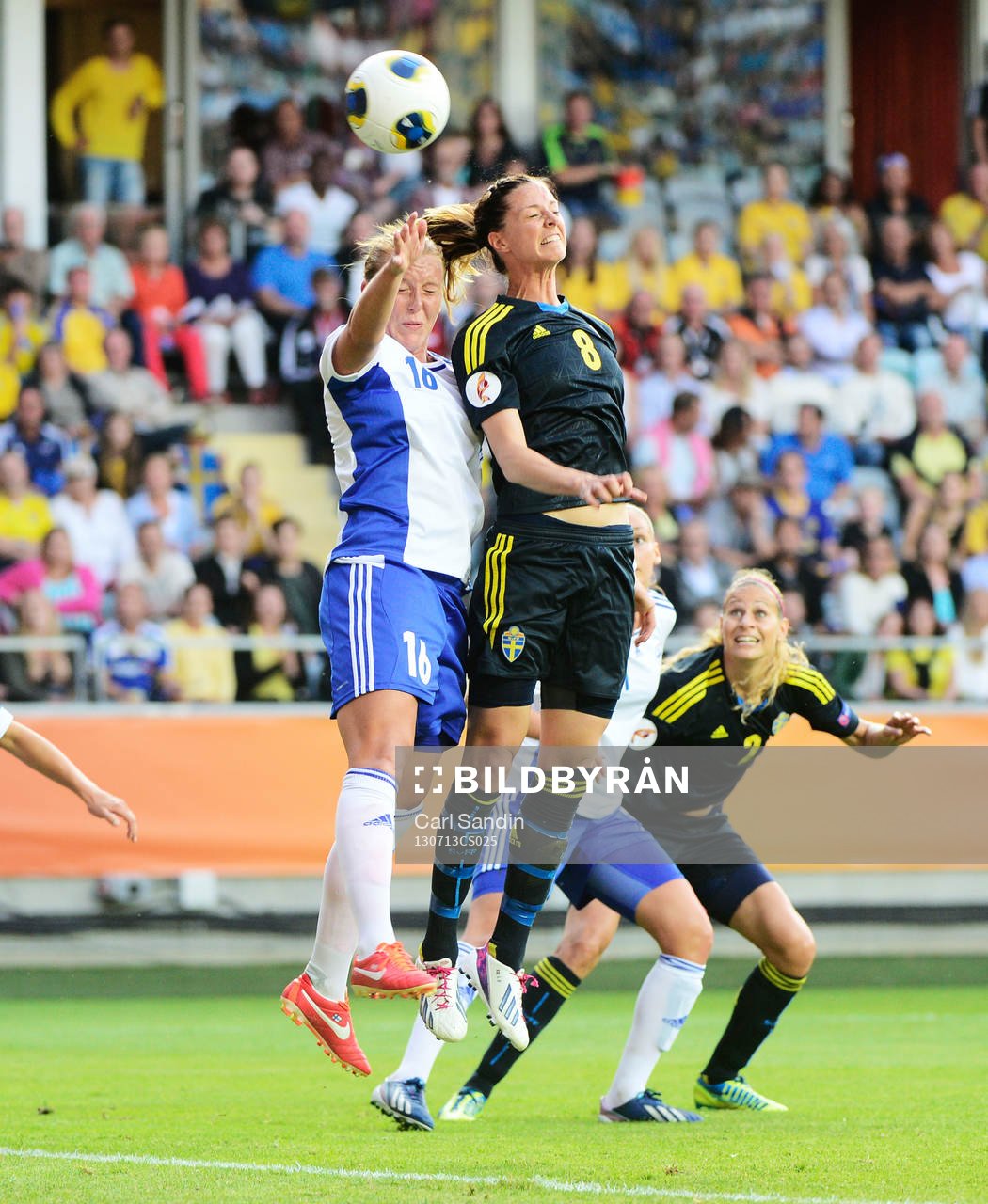 Finlands Anna Westerlund  och Sveriges Lotta Schelin i
