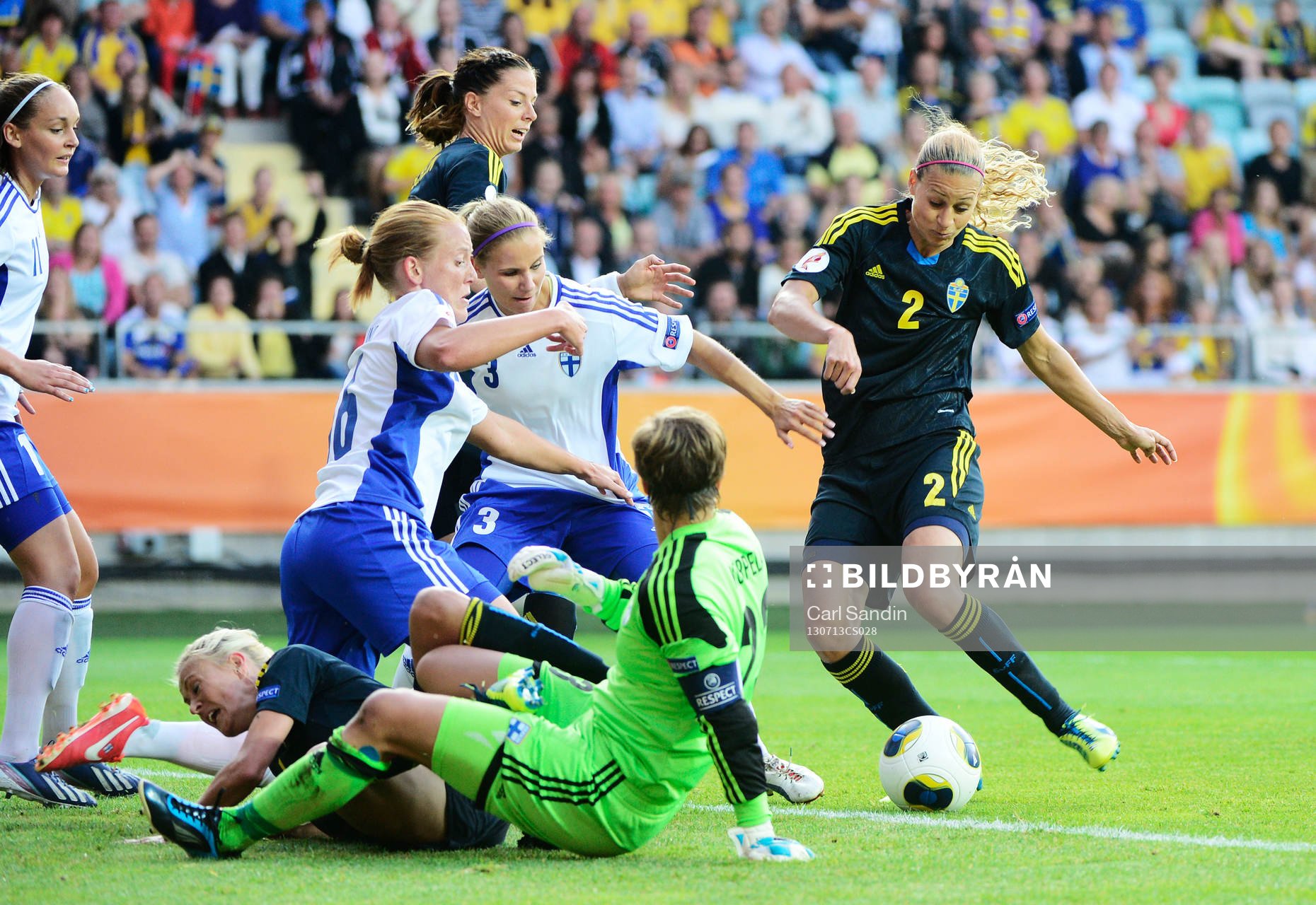 Sveriges Charlotte Rohlin  är när 0-2 skottet täcks bort