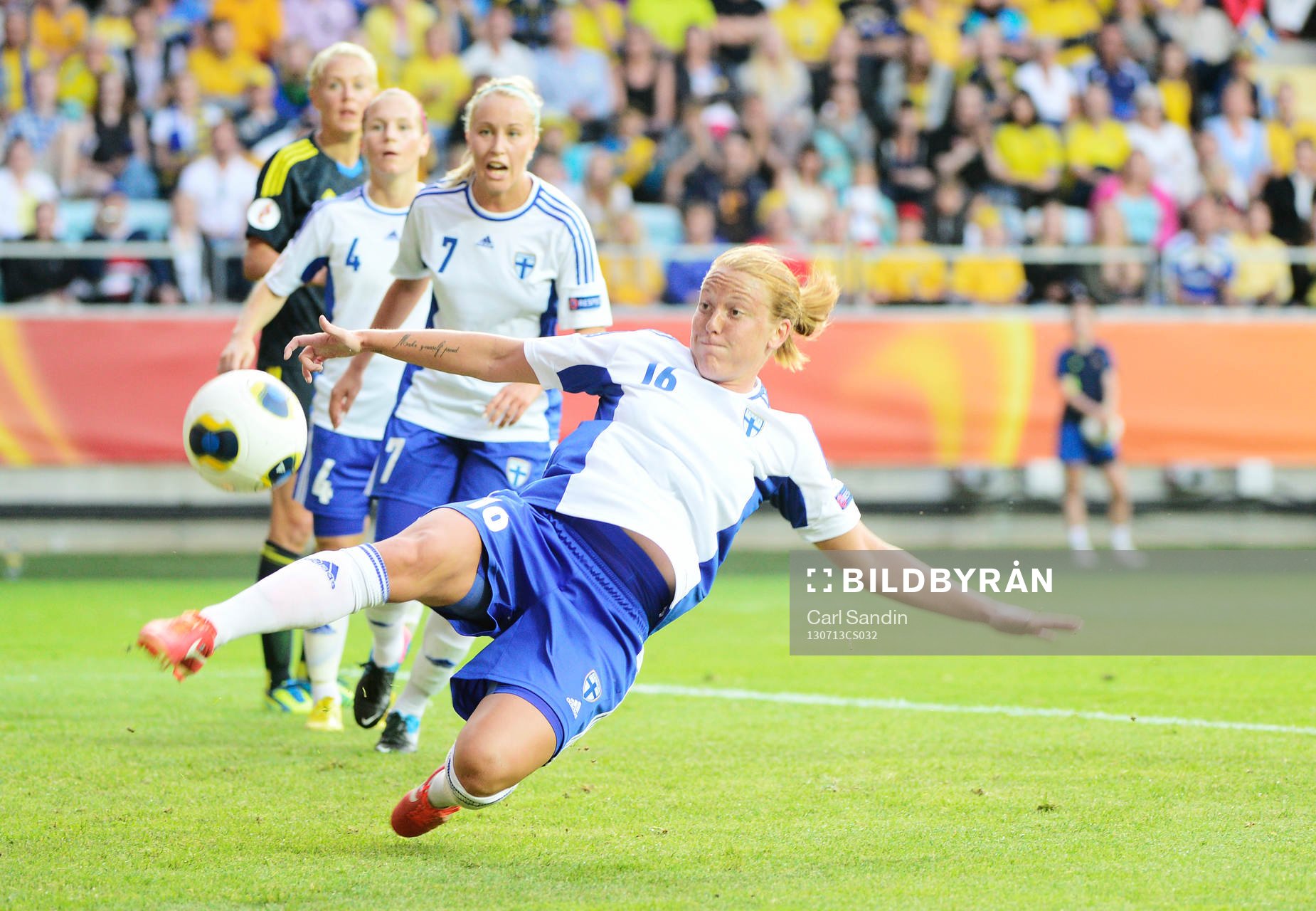 Finlands Anna Westerlund rensar undan en boll som håller