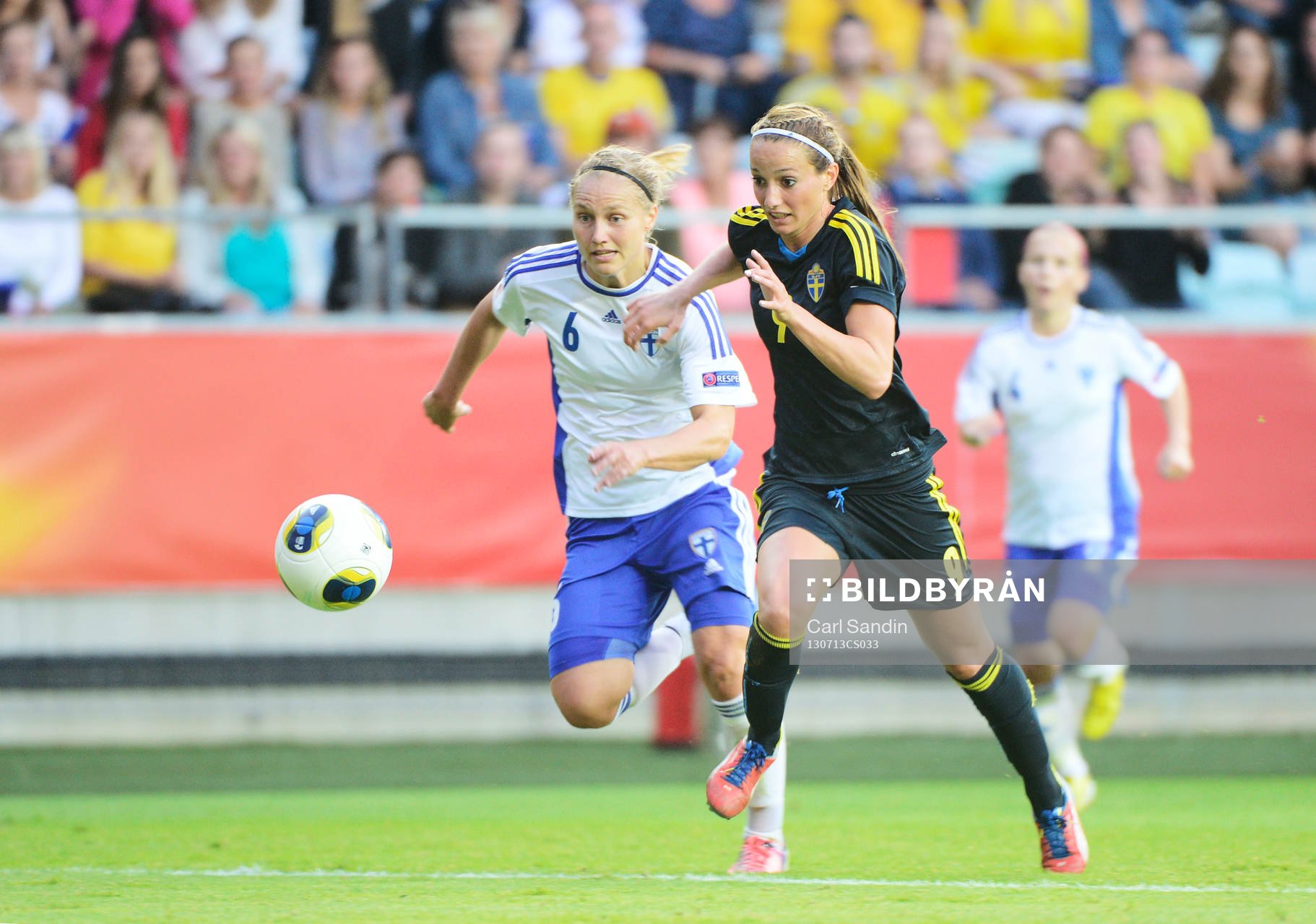 Finlands Laura Kivist? och Sveriges Kosovare Asllani i