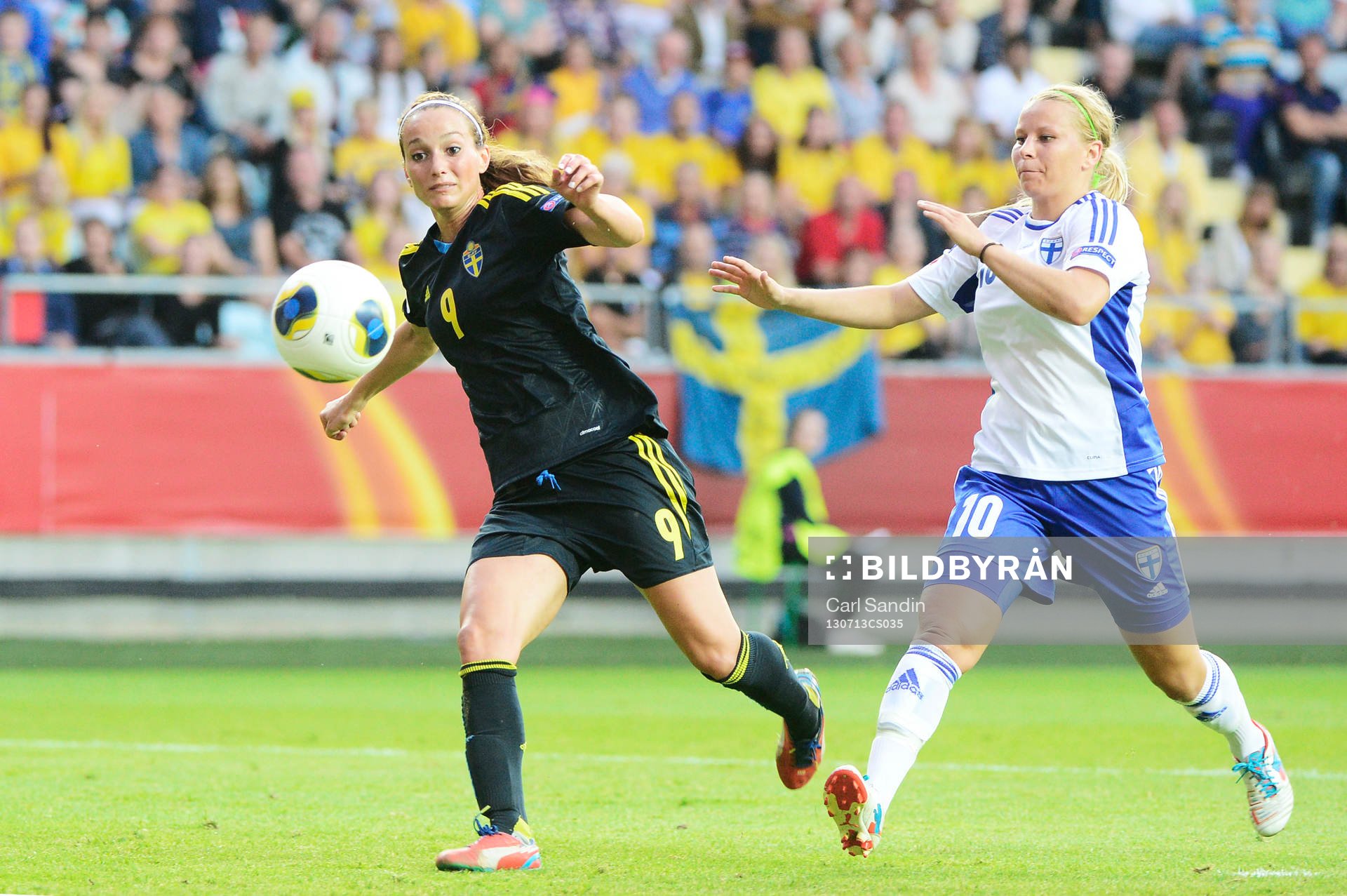 Sveriges Kosovare Asllani och Finlands Emmi Alanen i