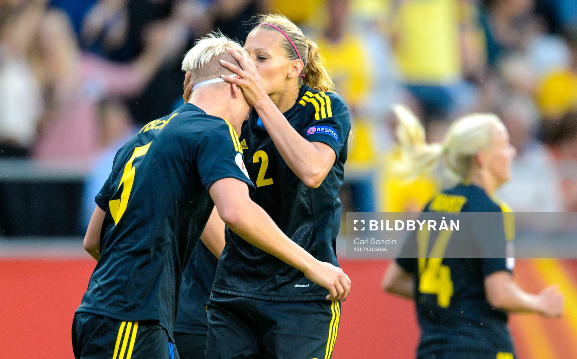 Sveriges Charlotte Rohlin pussar pannan på Nilla Fischer