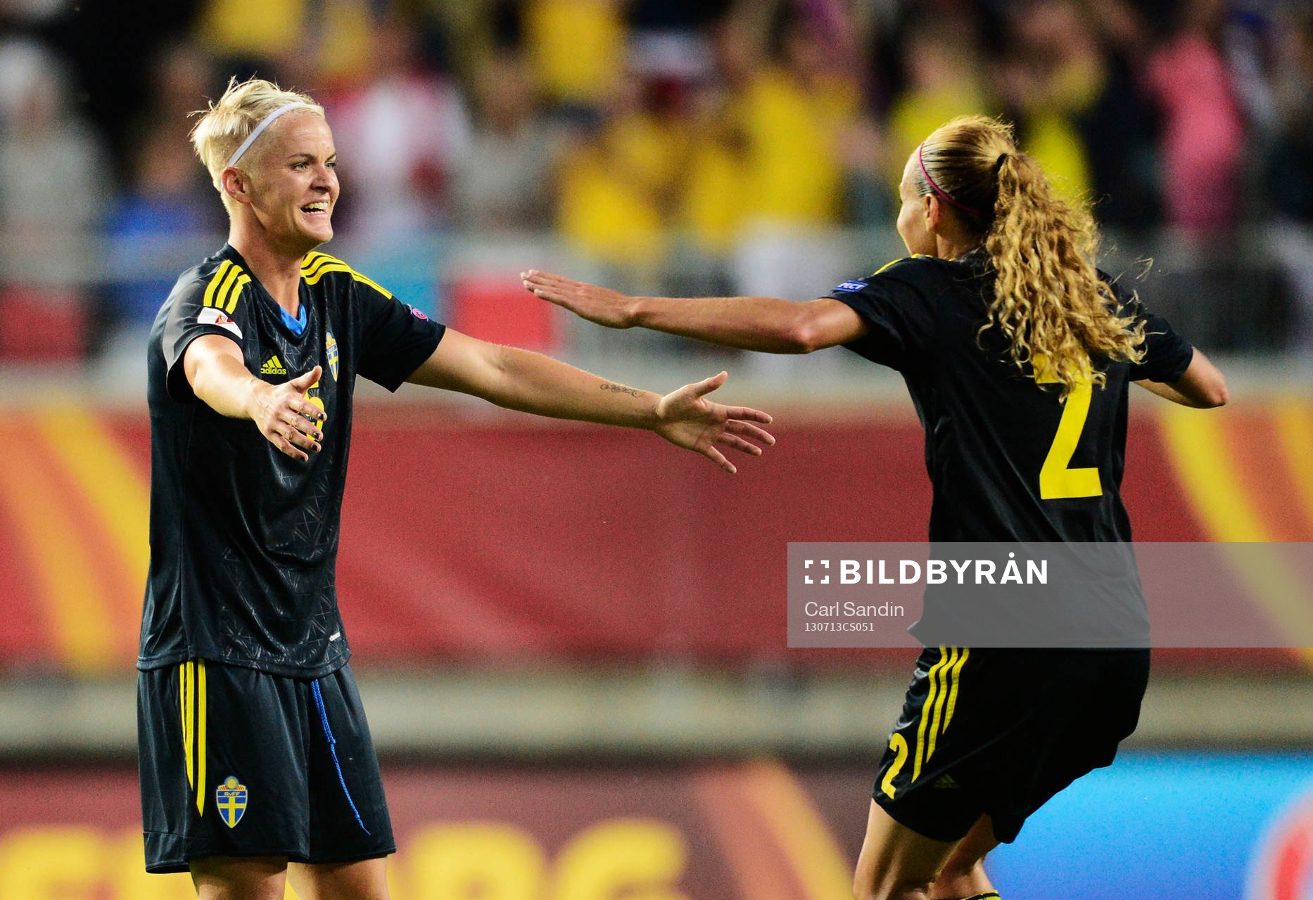 Sveriges Nilla Fischer och Charlotte Rohlin jublar