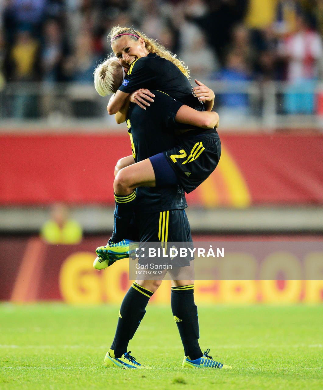Sveriges Nilla Fischer och Charlotte Rohlin jublar