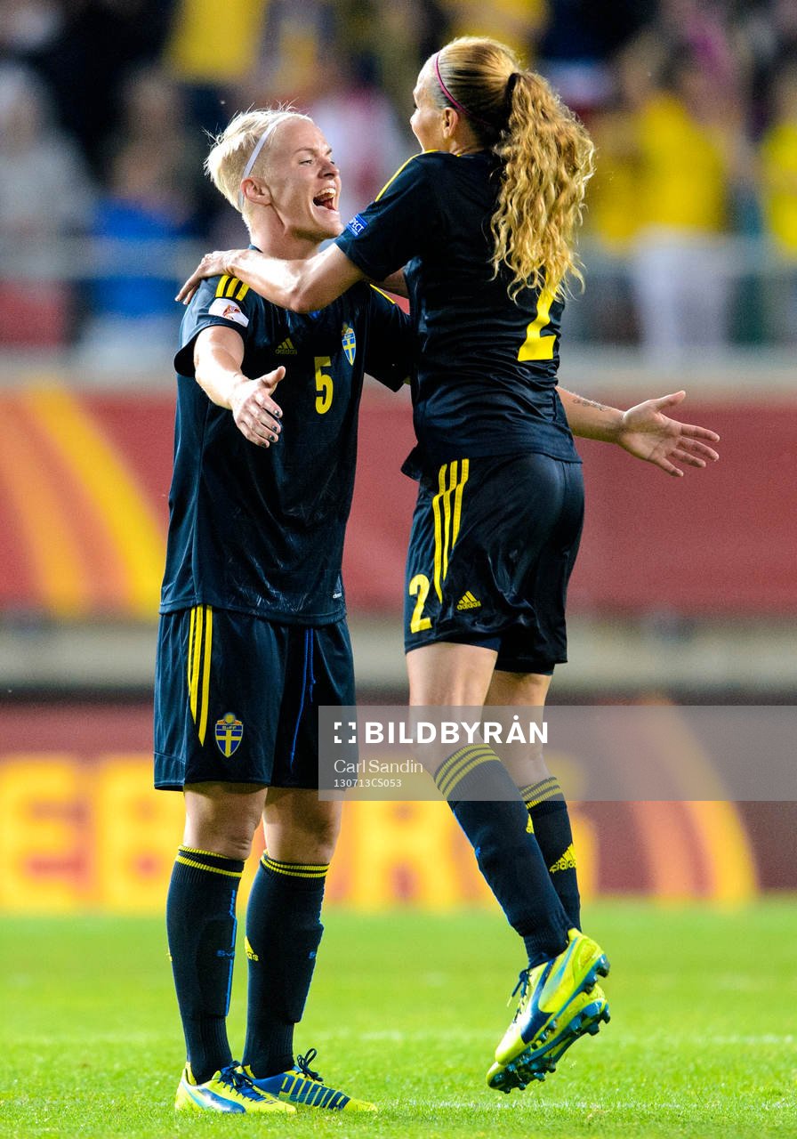 Sveriges Nilla Fischer och Charlotte Rohlin jublar