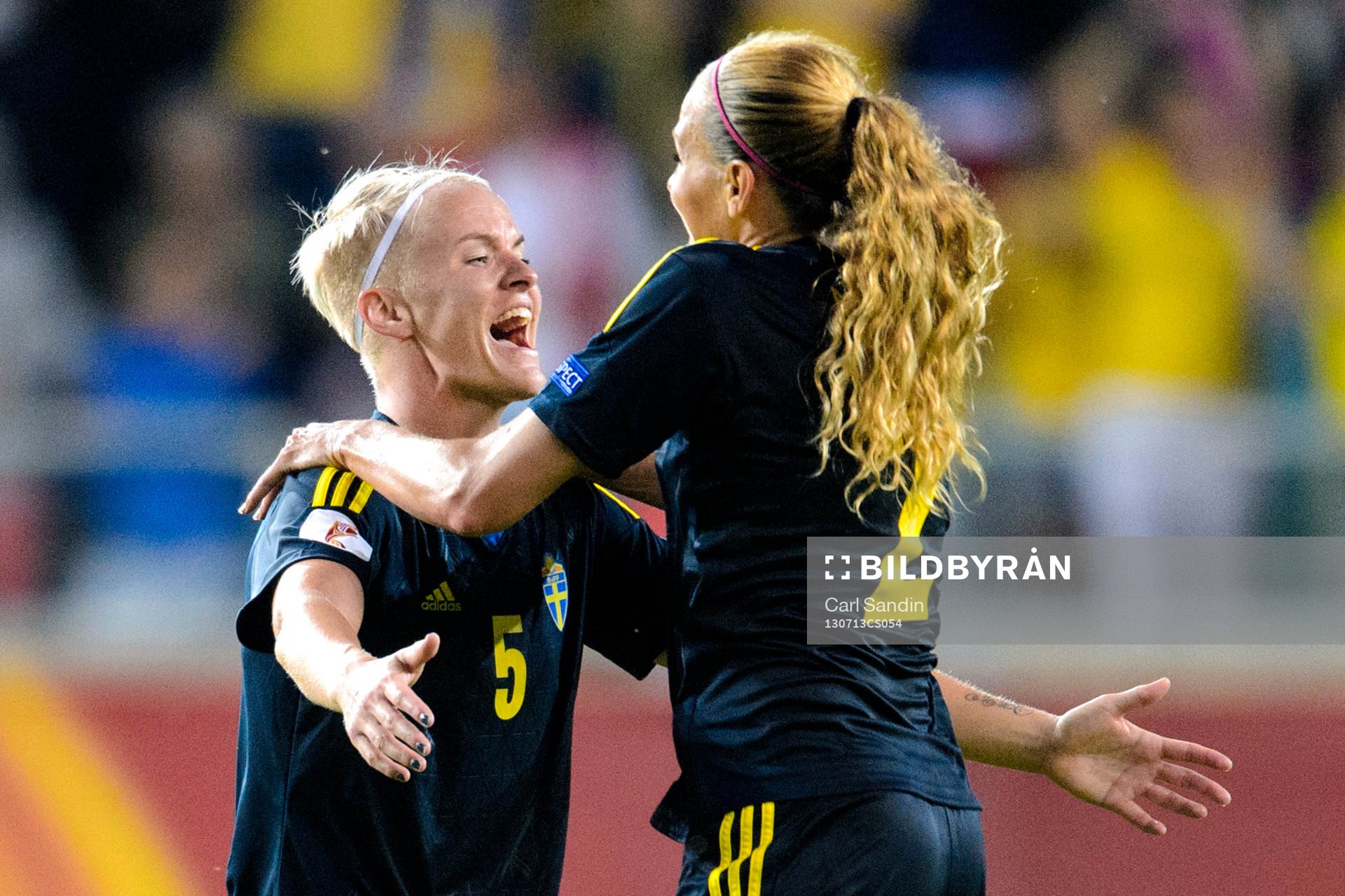 Sveriges Nilla Fischer och Charlotte Rohlin jublar