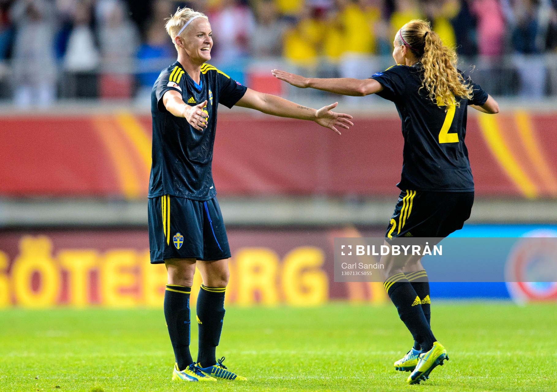 Sveriges Nilla Fischer och Charlotte Rohlin jublar efter matchen mellan Finland och Sverige under dam-EM i fotboll 13 juli 2013 i Göteborg.