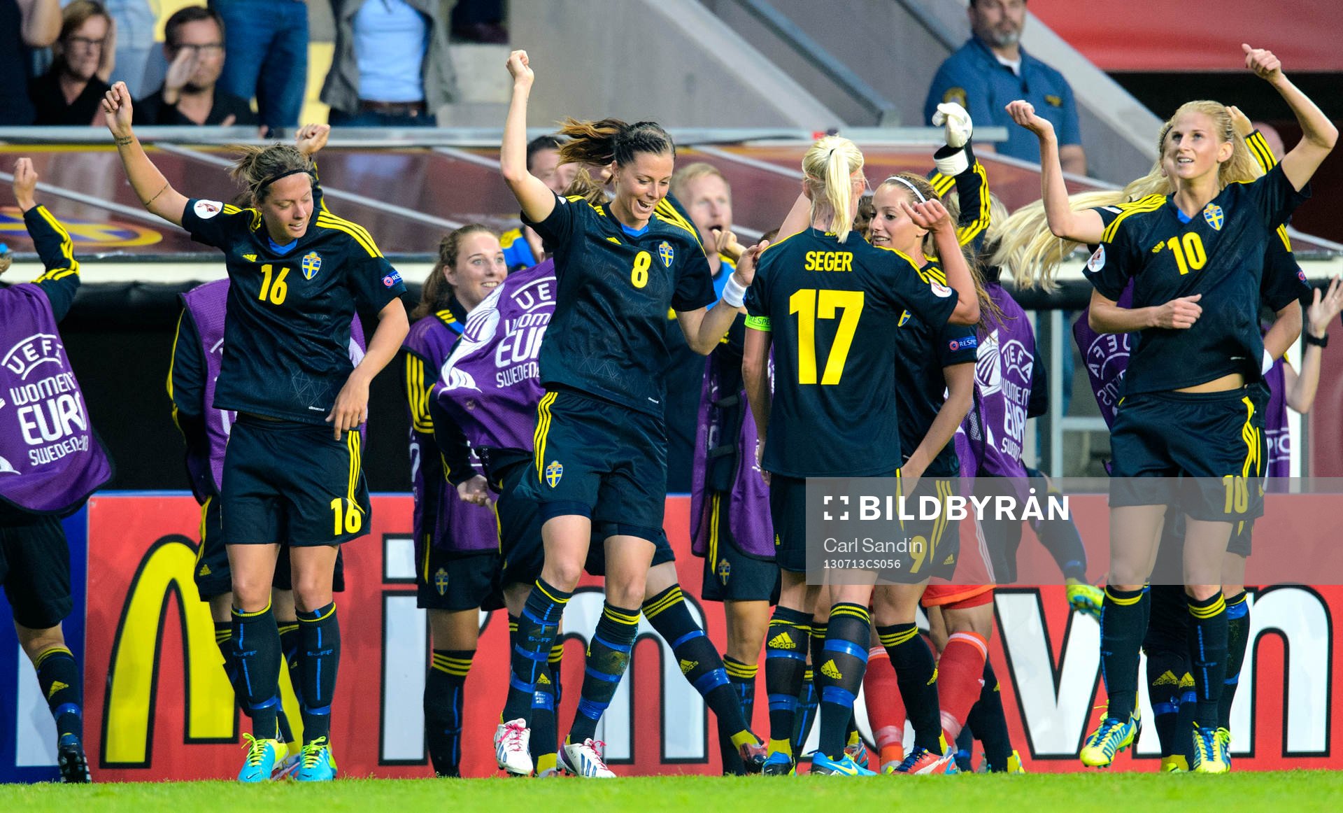 Sveriges lag dansar efter att Lotta Schelin gjort 0-4 i matchen mellan Finland och Sverige under dam-EM i fotboll 13 juli 2013 i Göteborg.