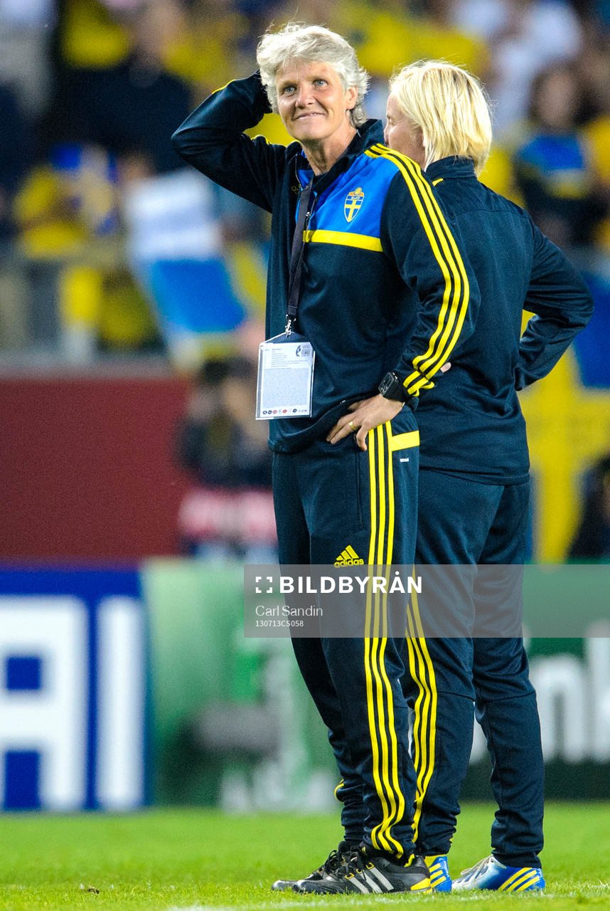 Sveriges förbundskapten Pia Sundhage tar sig för huvudet