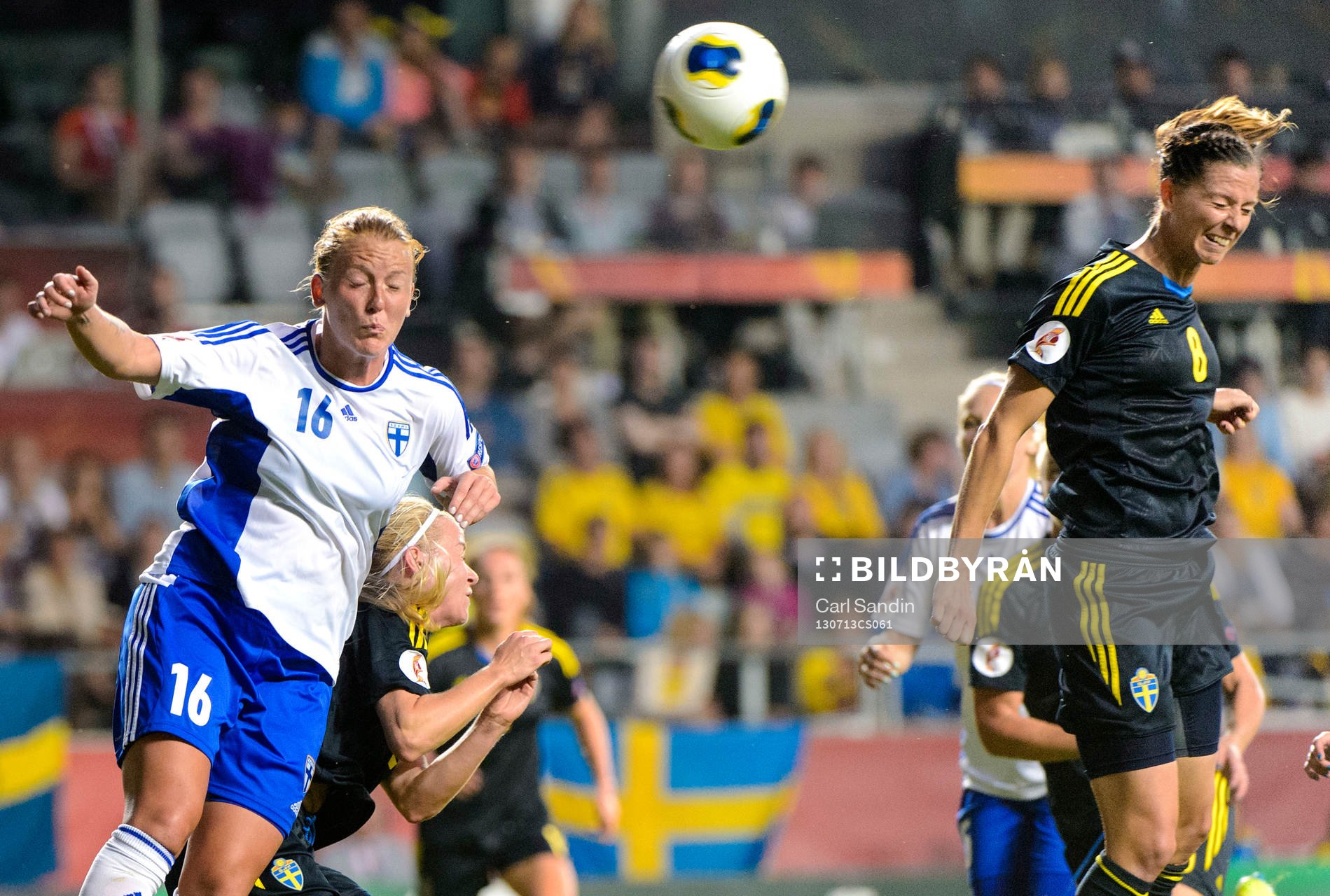 Sveriges Lotta Schelin (h) nickar in bollen till 0-5 förbi
